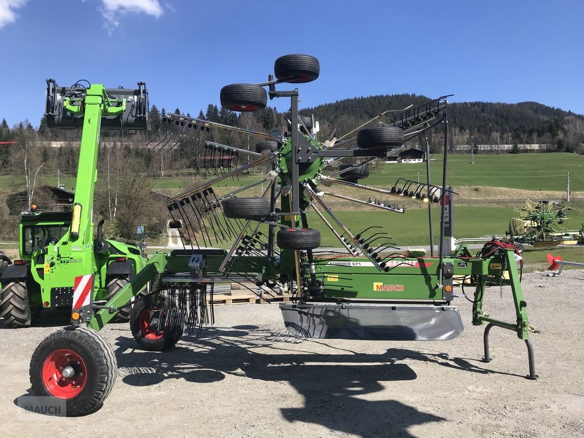 Schwader des Typs Fendt Schwader Former 671, Neumaschine in Eben (Bild 5)
