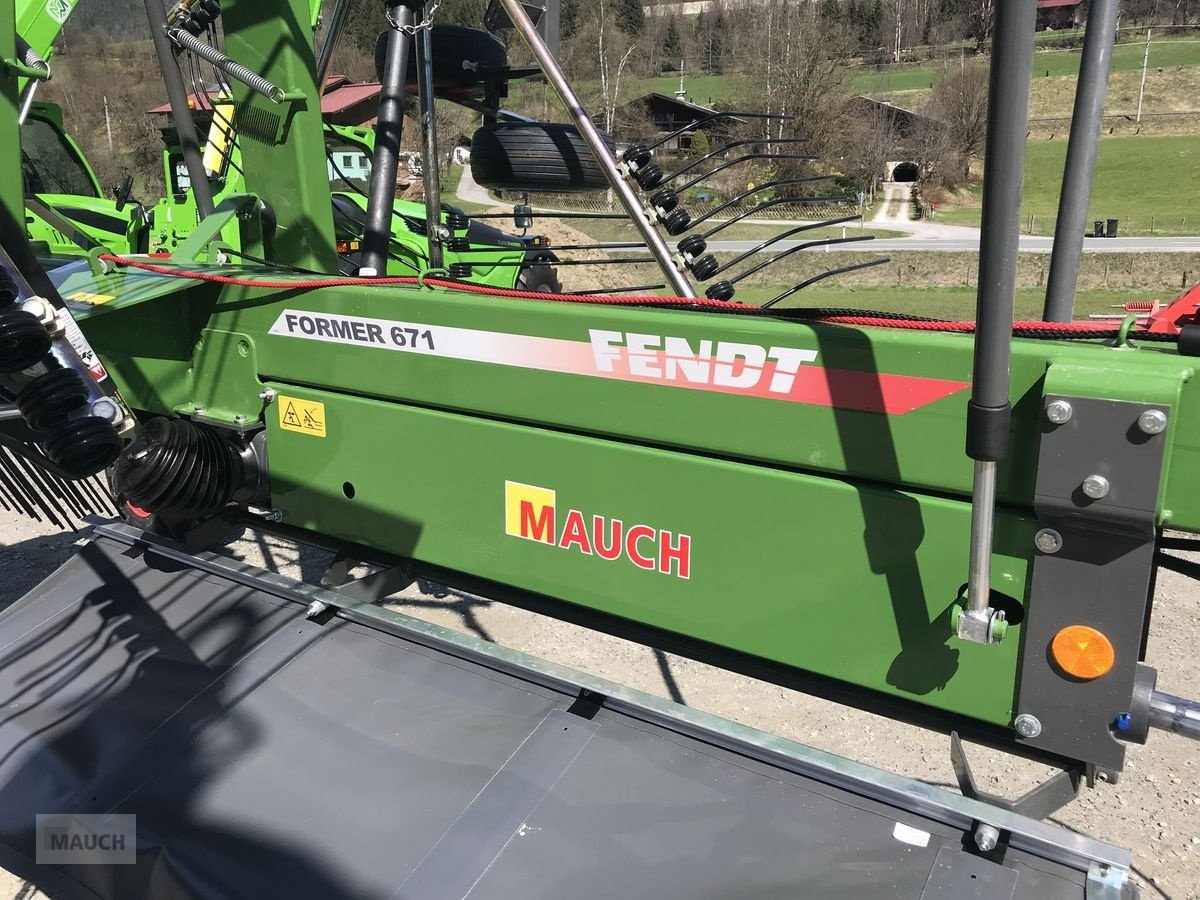 Schwader des Typs Fendt Schwader Former 671, Neumaschine in Eben (Bild 4)