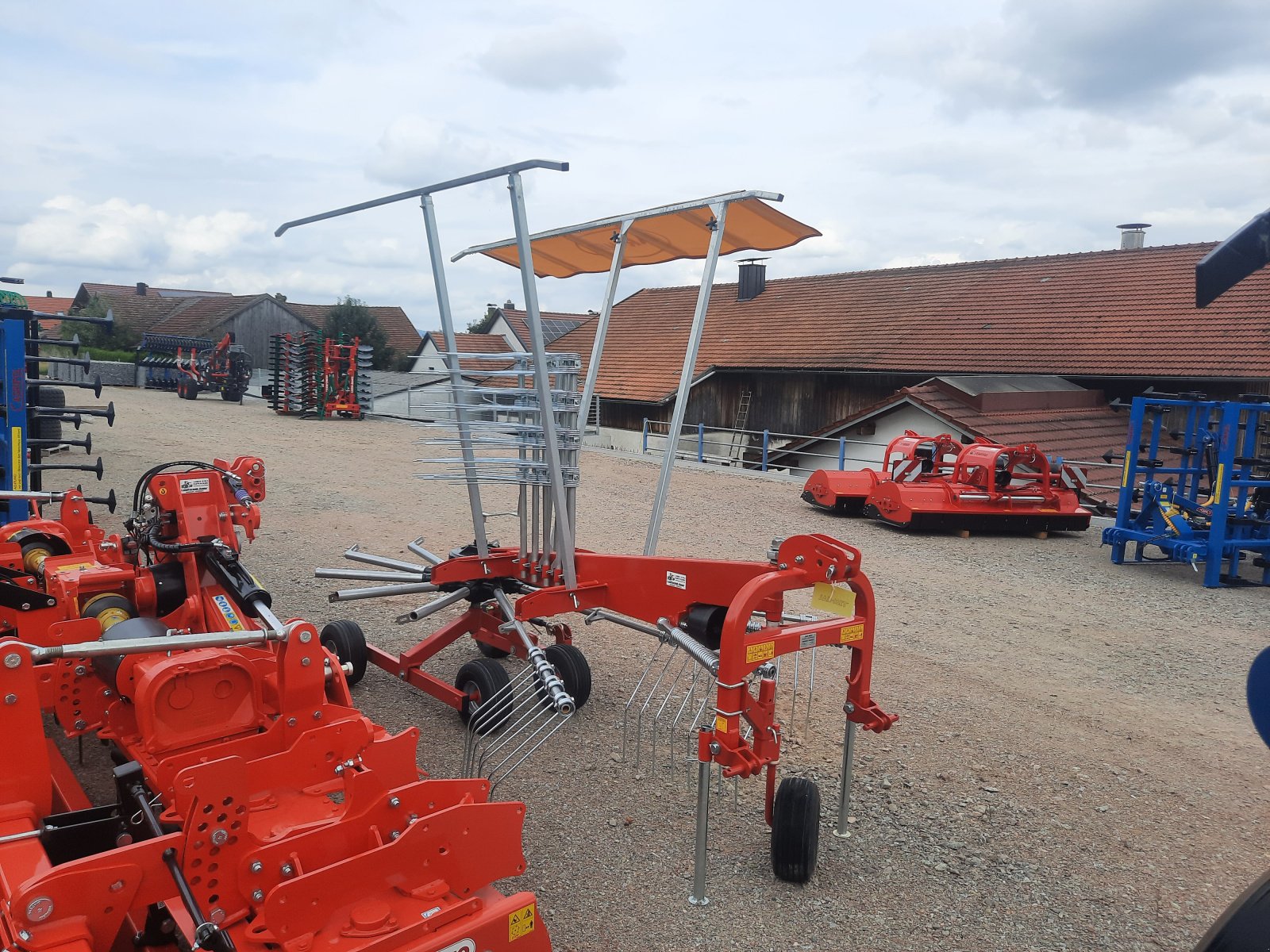 Schwader des Typs Jar-Met 440, Neumaschine in Cham (Bild 3)