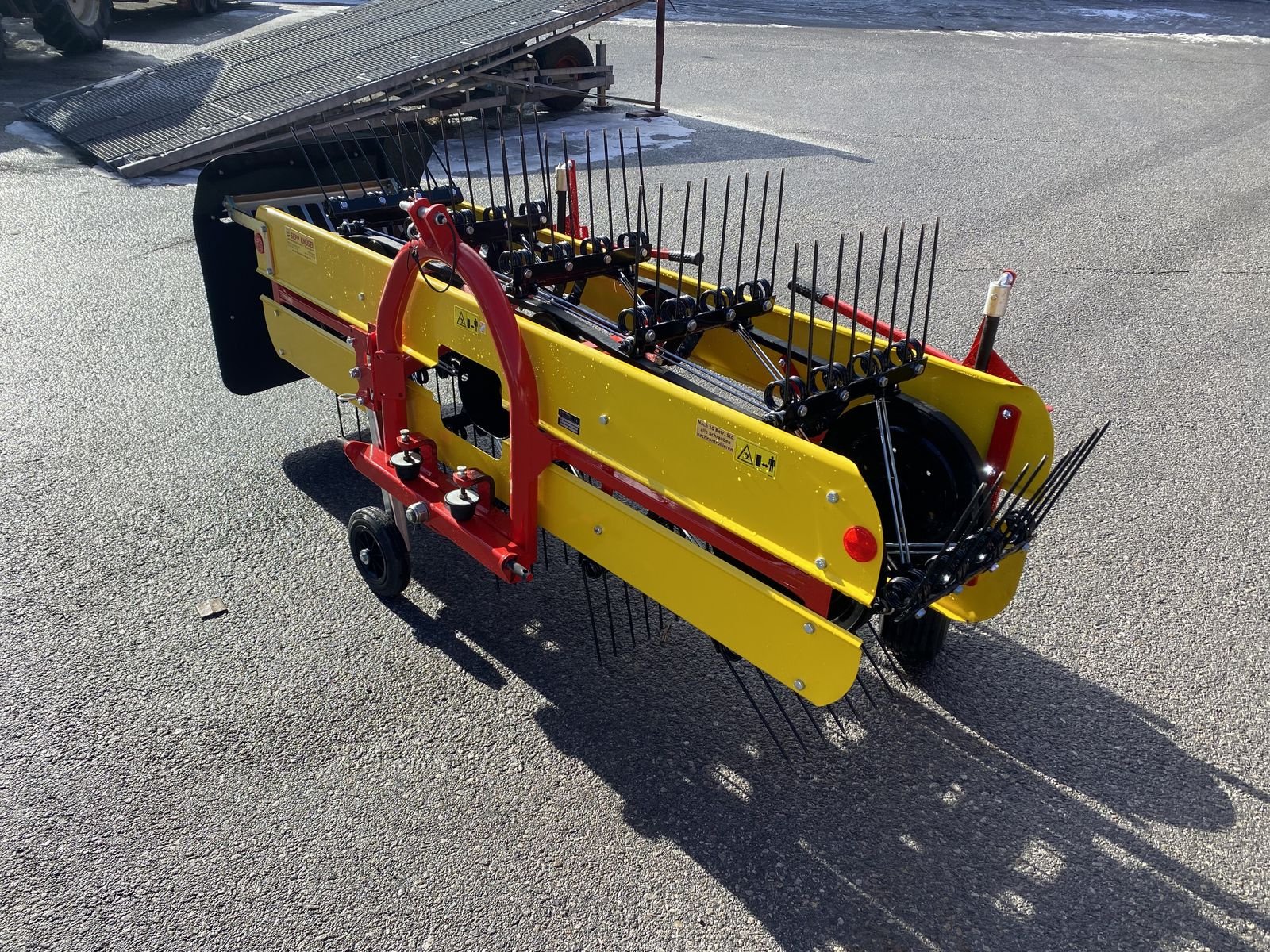 Schwader del tipo Knüsel B 210/4  LS, Vorführmaschine en Ried im Oberinntal (Imagen 4)