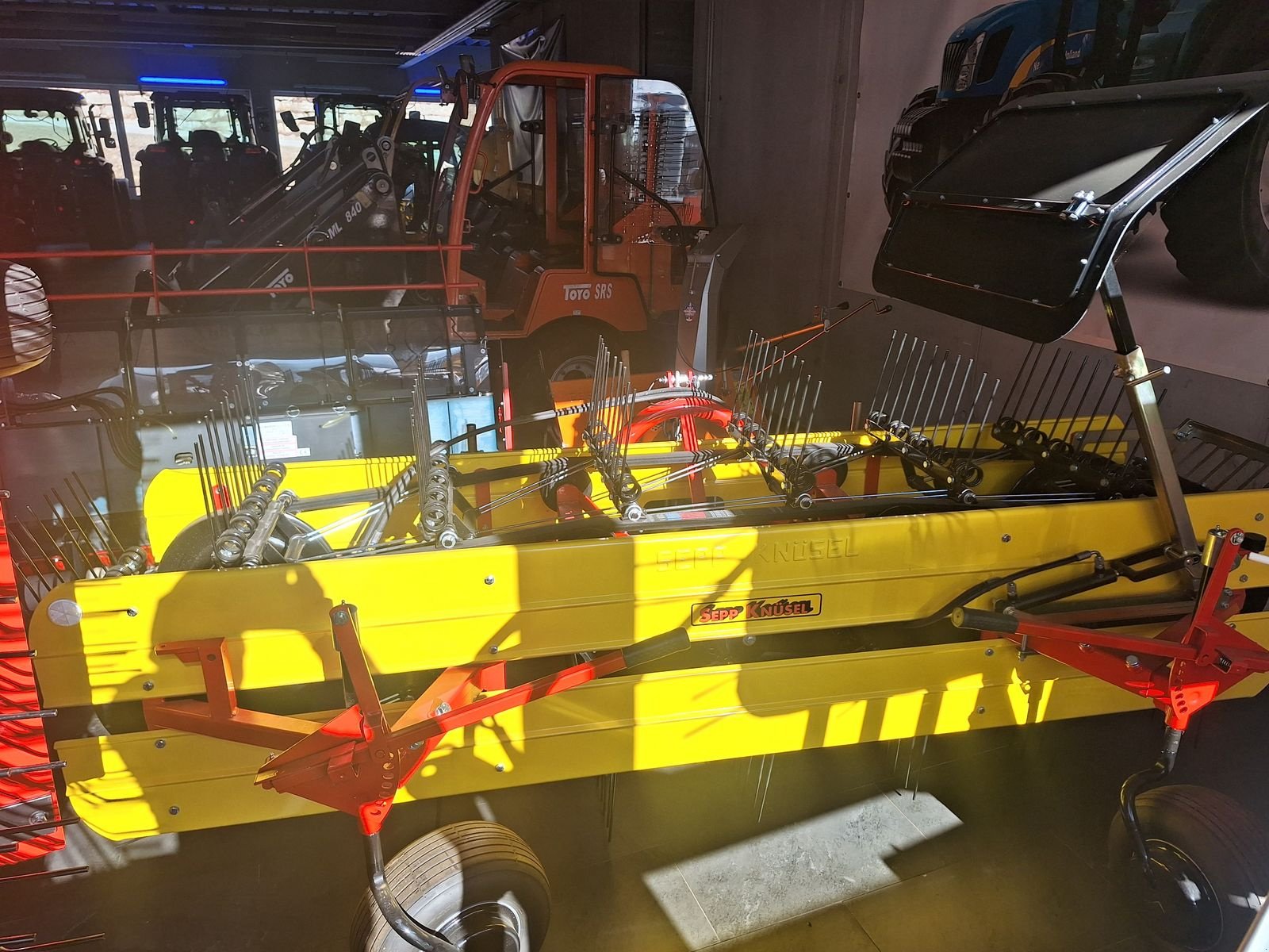 Schwader des Typs Knüsel B300/5 LS, Neumaschine in Burgkirchen (Bild 3)