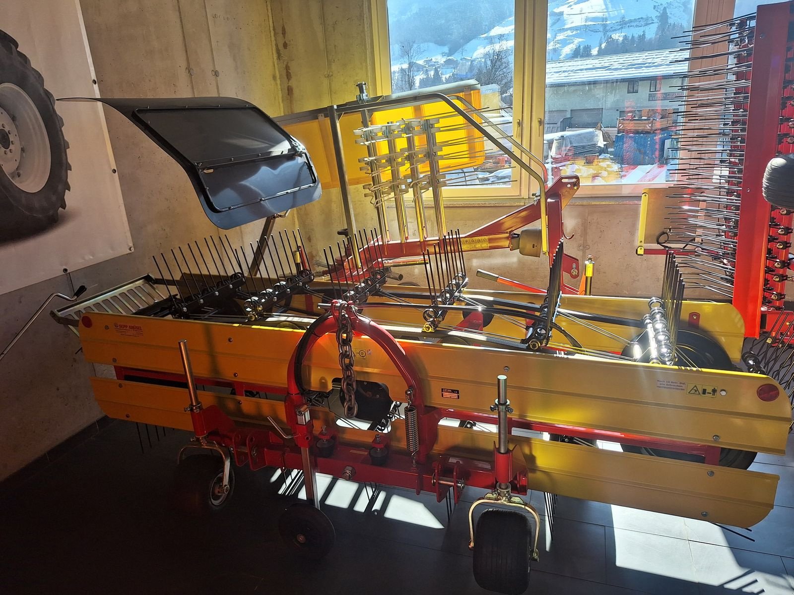 Schwader des Typs Knüsel B300/5 LS, Neumaschine in Burgkirchen (Bild 1)