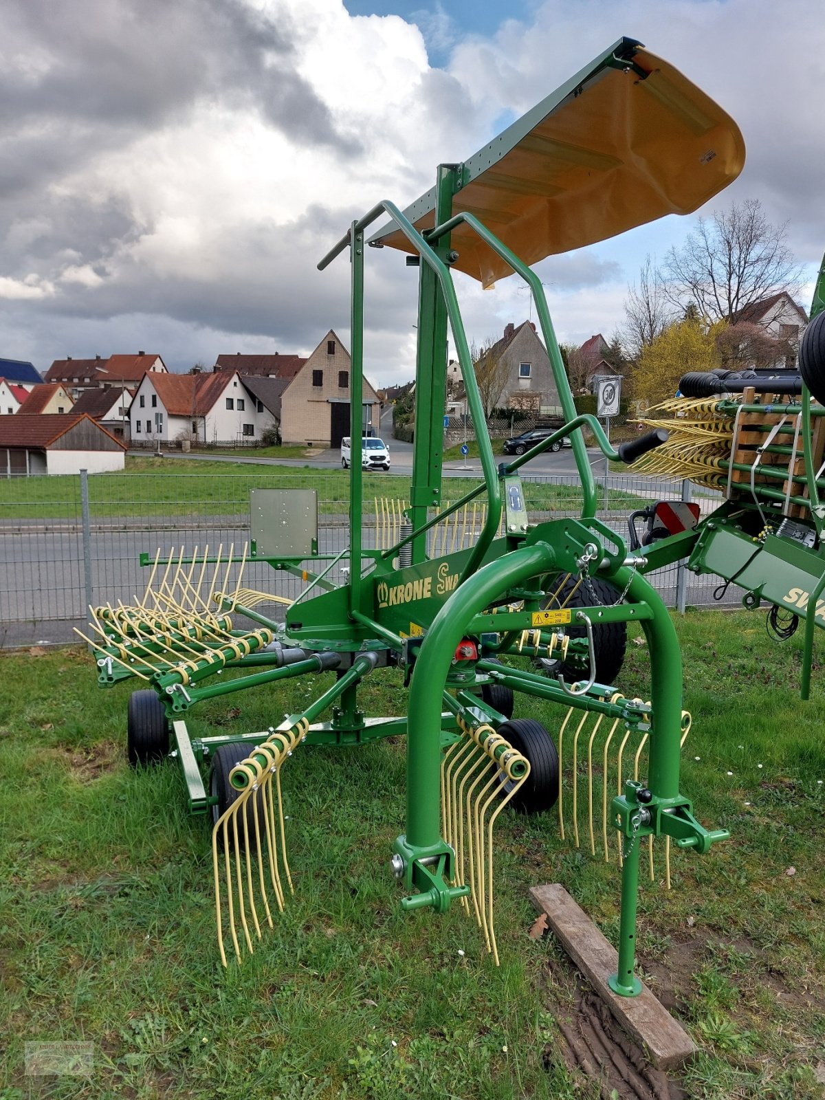 Schwader des Typs Krone Swadro 42, Neumaschine in Eckental (Bild 2)