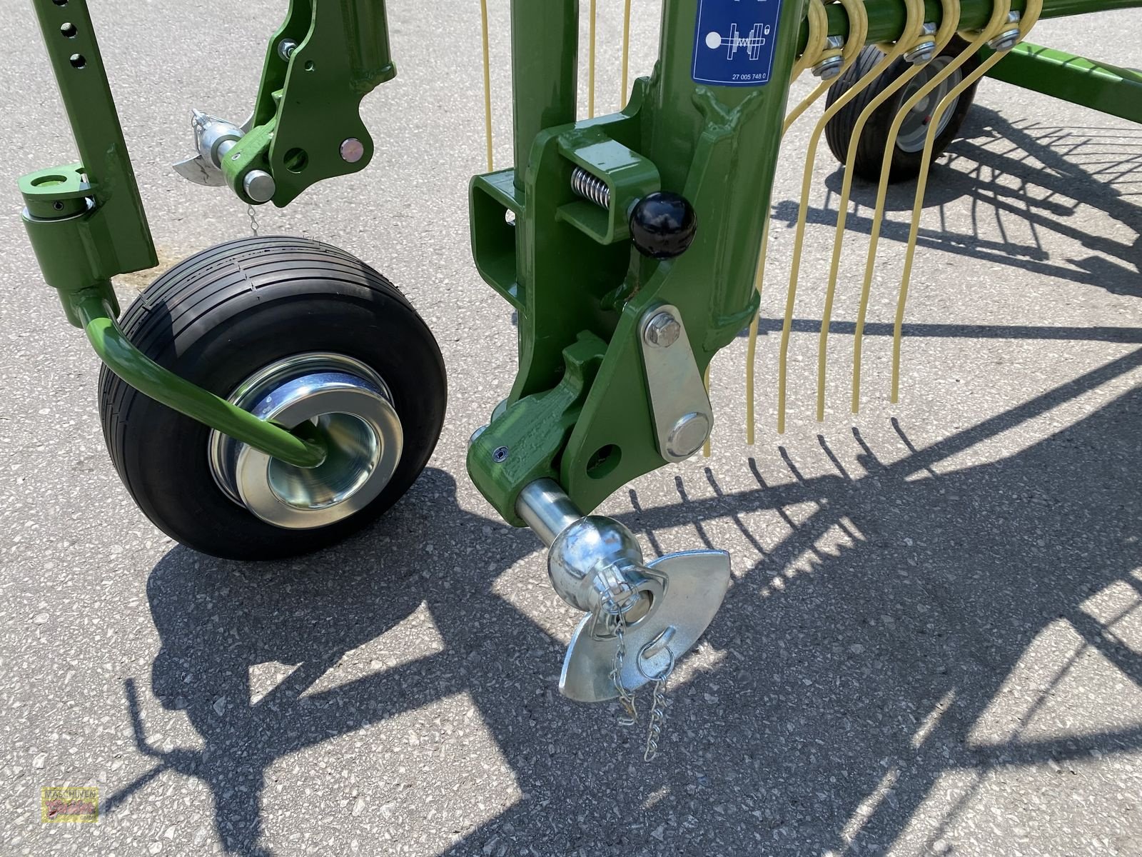 Schwader of the type Krone Swadro S 420 Einkreiselschwader, Neumaschine in Kötschach (Picture 17)