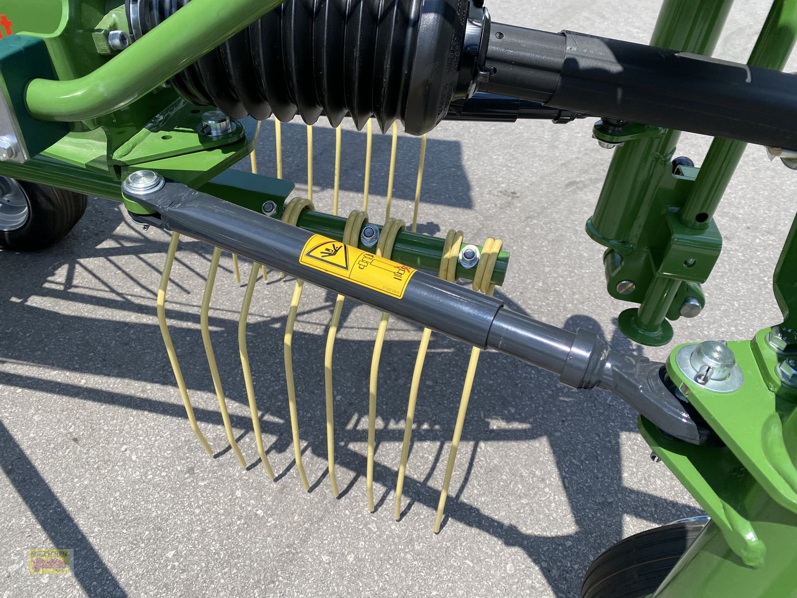 Schwader of the type Krone Swadro S 420 Einkreiselschwader, Neumaschine in Kötschach (Picture 25)