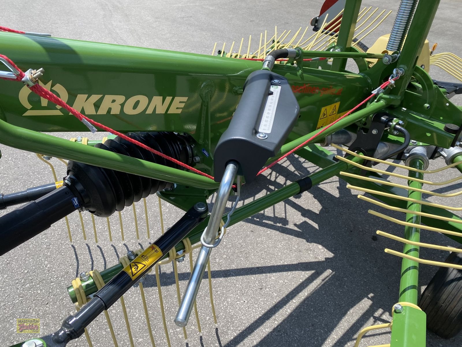 Schwader of the type Krone Swadro S 420 Einkreiselschwader, Neumaschine in Kötschach (Picture 18)