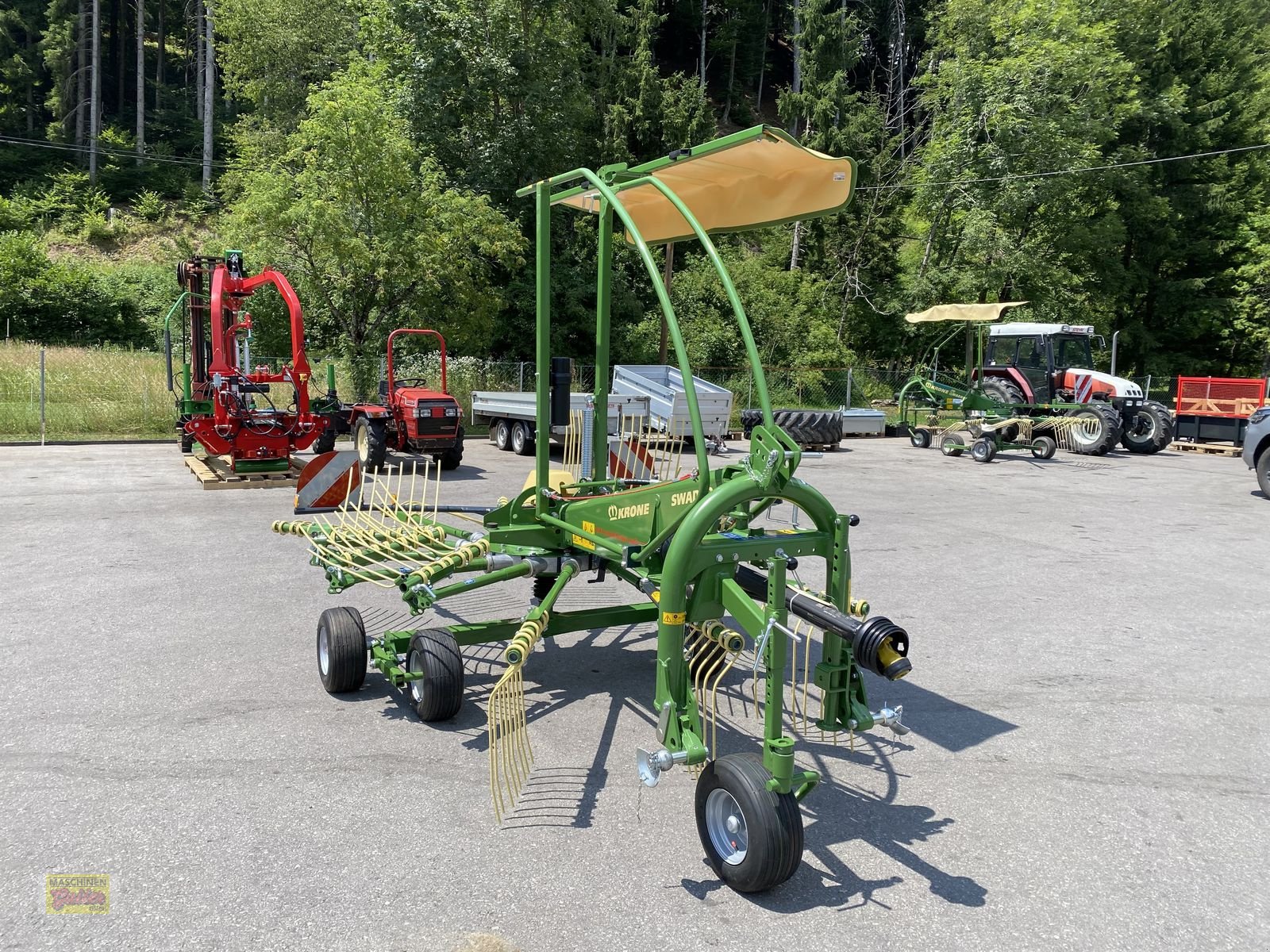 Schwader of the type Krone Swadro S 420 Einkreiselschwader, Neumaschine in Kötschach (Picture 12)