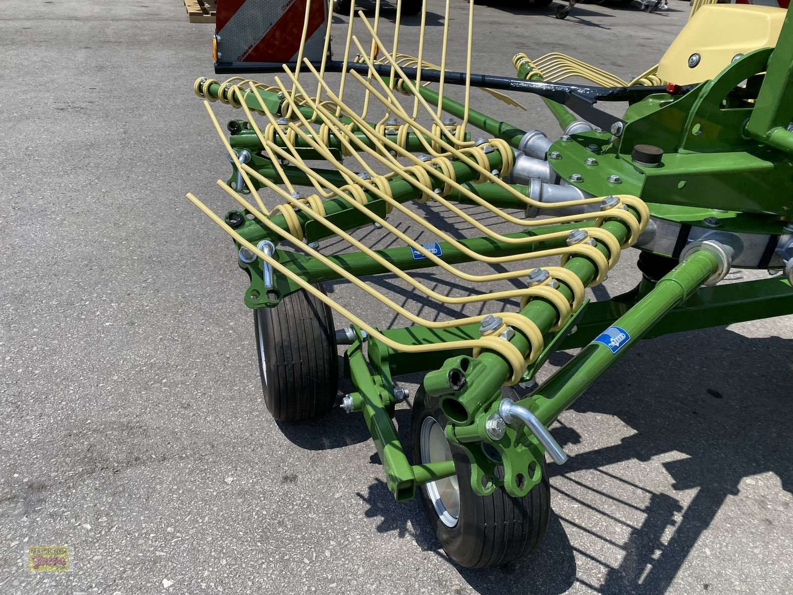 Schwader of the type Krone Swadro S 420 Einkreiselschwader, Neumaschine in Kötschach (Picture 20)