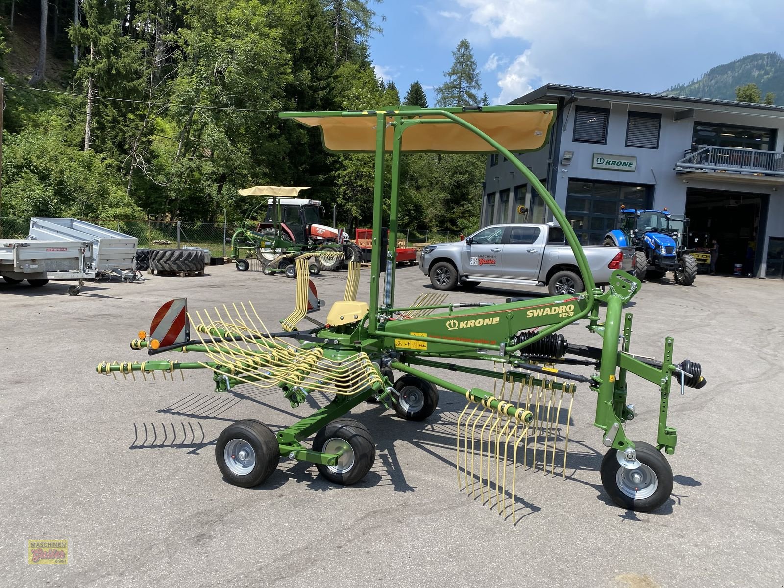 Schwader of the type Krone Swadro S 420 Einkreiselschwader, Neumaschine in Kötschach (Picture 10)