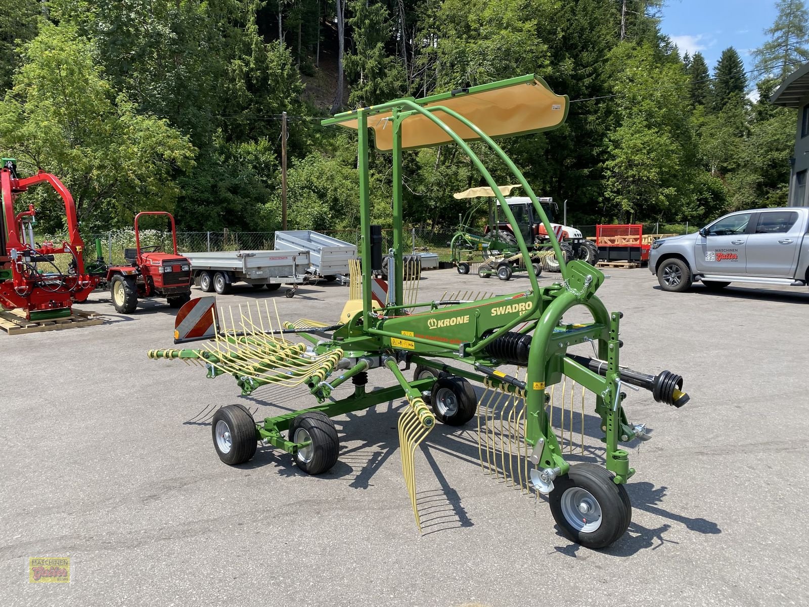 Schwader of the type Krone Swadro S 420 Einkreiselschwader, Neumaschine in Kötschach (Picture 11)