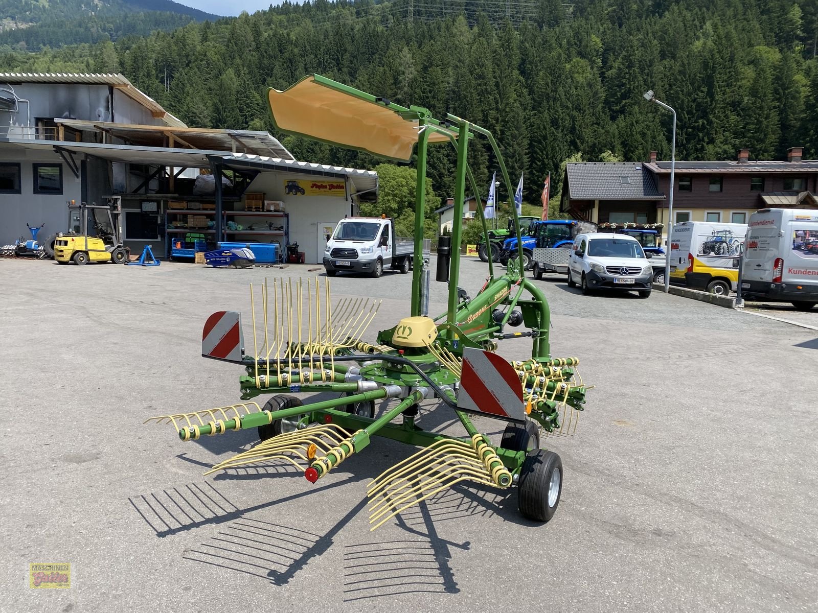 Schwader of the type Krone Swadro S 420 Einkreiselschwader, Neumaschine in Kötschach (Picture 7)