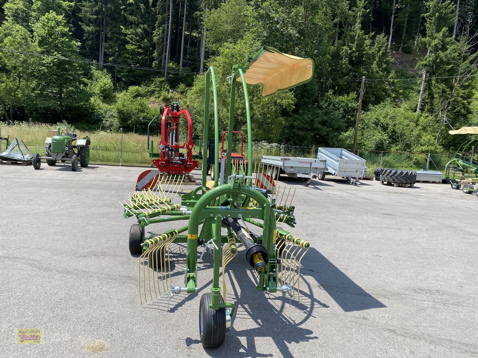 Schwader of the type Krone Swadro S 420 Einkreiselschwader, Neumaschine in Kötschach (Picture 13)