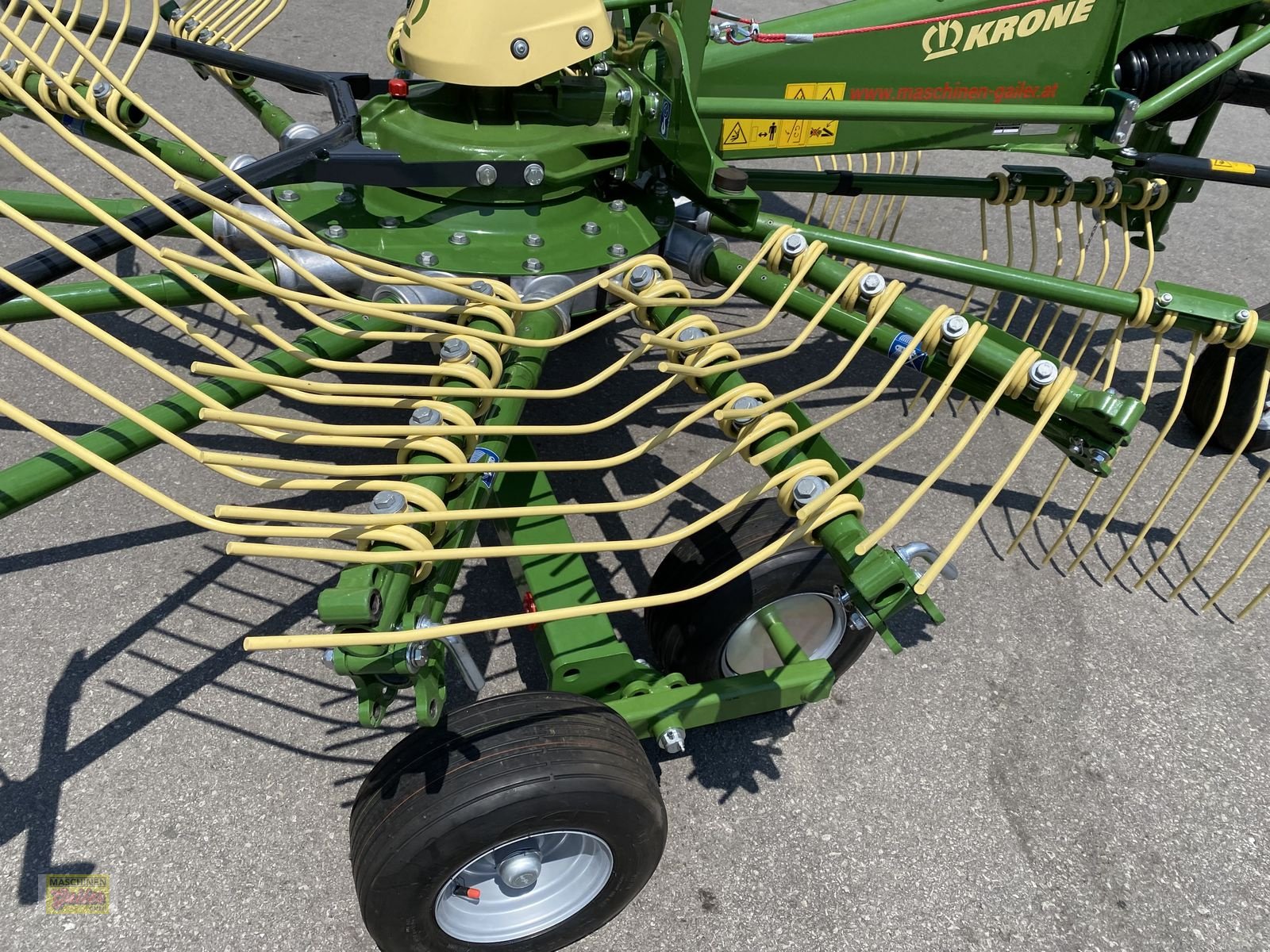 Schwader of the type Krone Swadro S 420 Einkreiselschwader, Neumaschine in Kötschach (Picture 23)