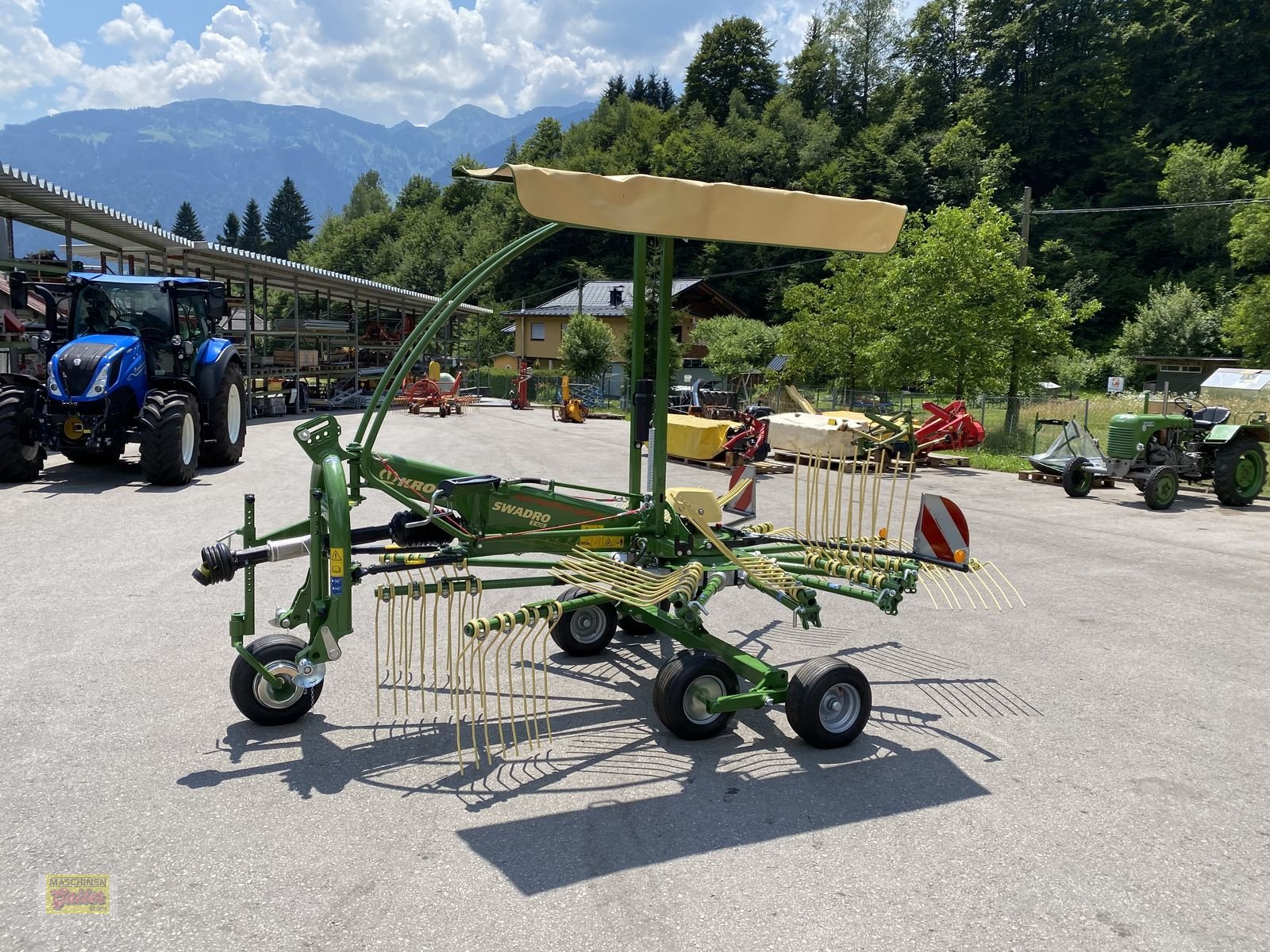 Schwader of the type Krone Swadro S 420 Einkreiselschwader, Neumaschine in Kötschach (Picture 1)