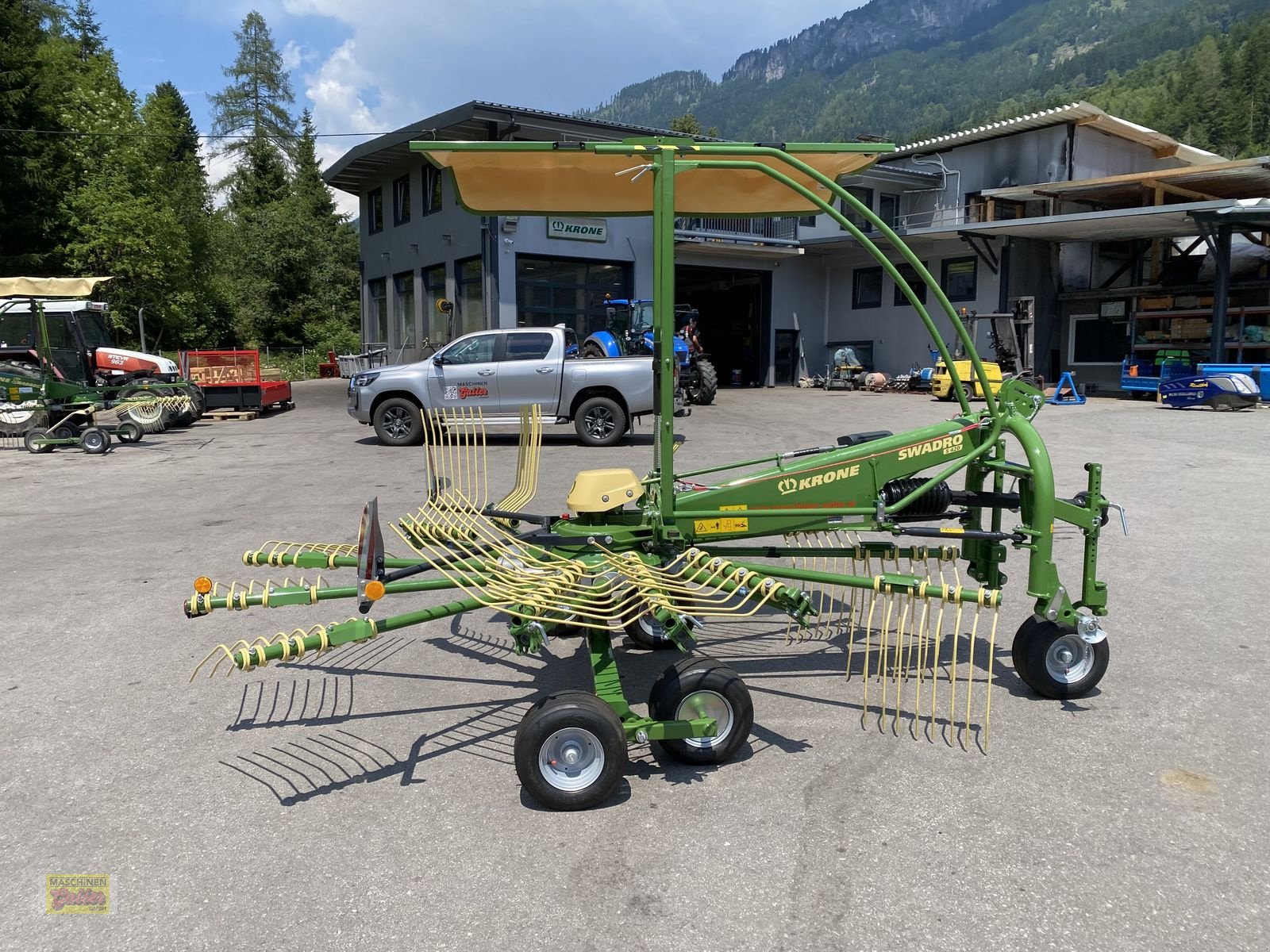 Schwader of the type Krone Swadro S 420 Einkreiselschwader, Neumaschine in Kötschach (Picture 9)