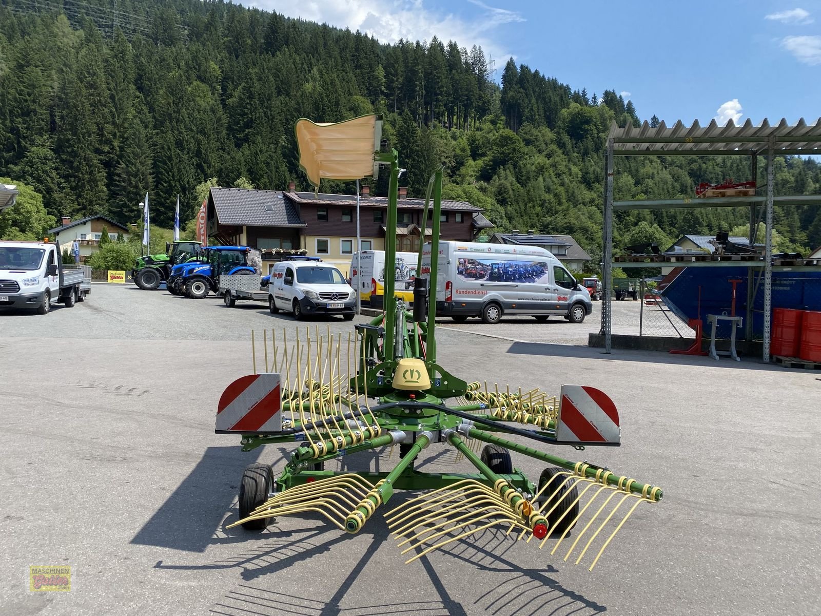 Schwader of the type Krone Swadro S 420 Einkreiselschwader, Neumaschine in Kötschach (Picture 5)