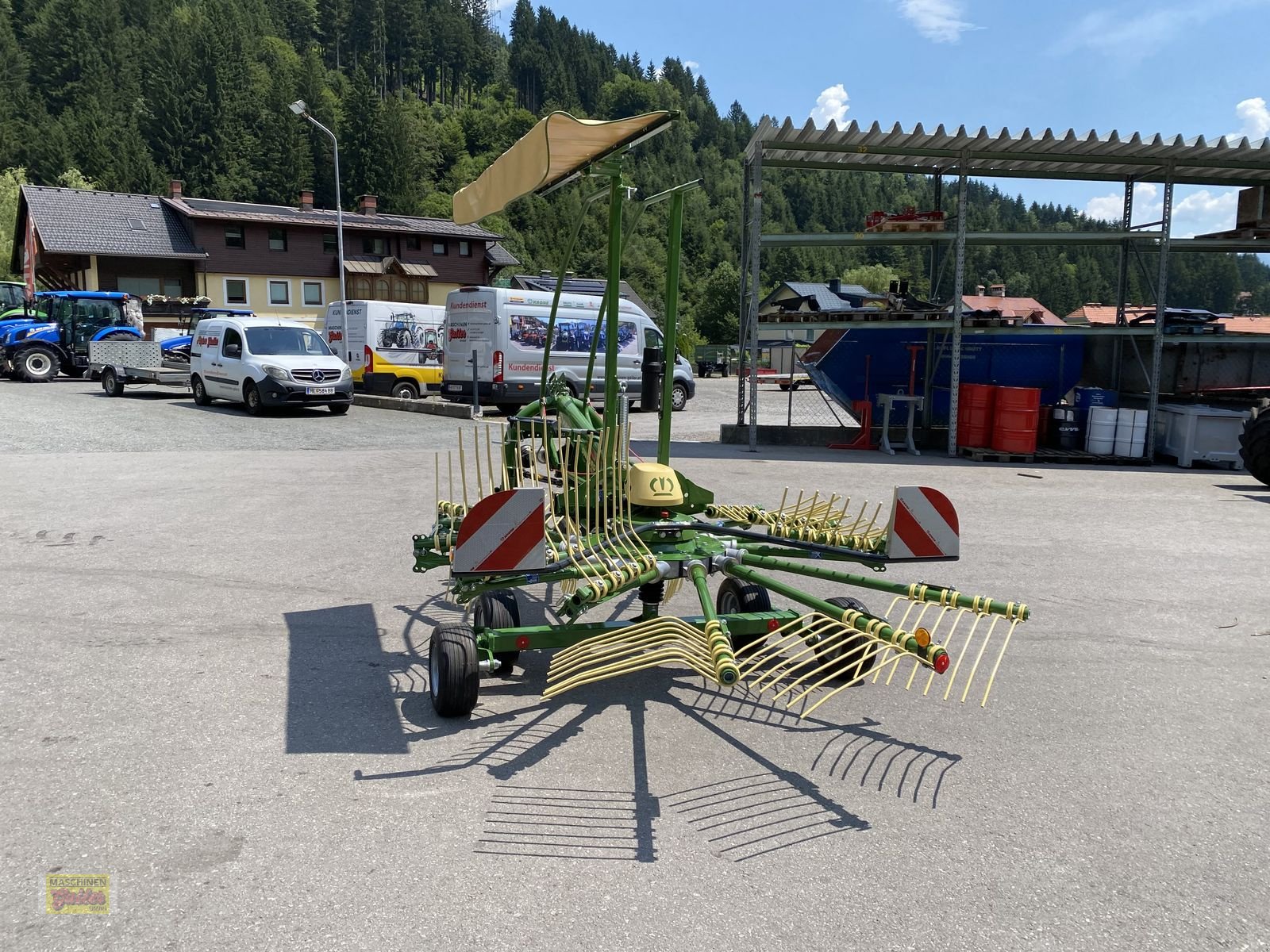 Schwader of the type Krone Swadro S 420 Einkreiselschwader, Neumaschine in Kötschach (Picture 4)