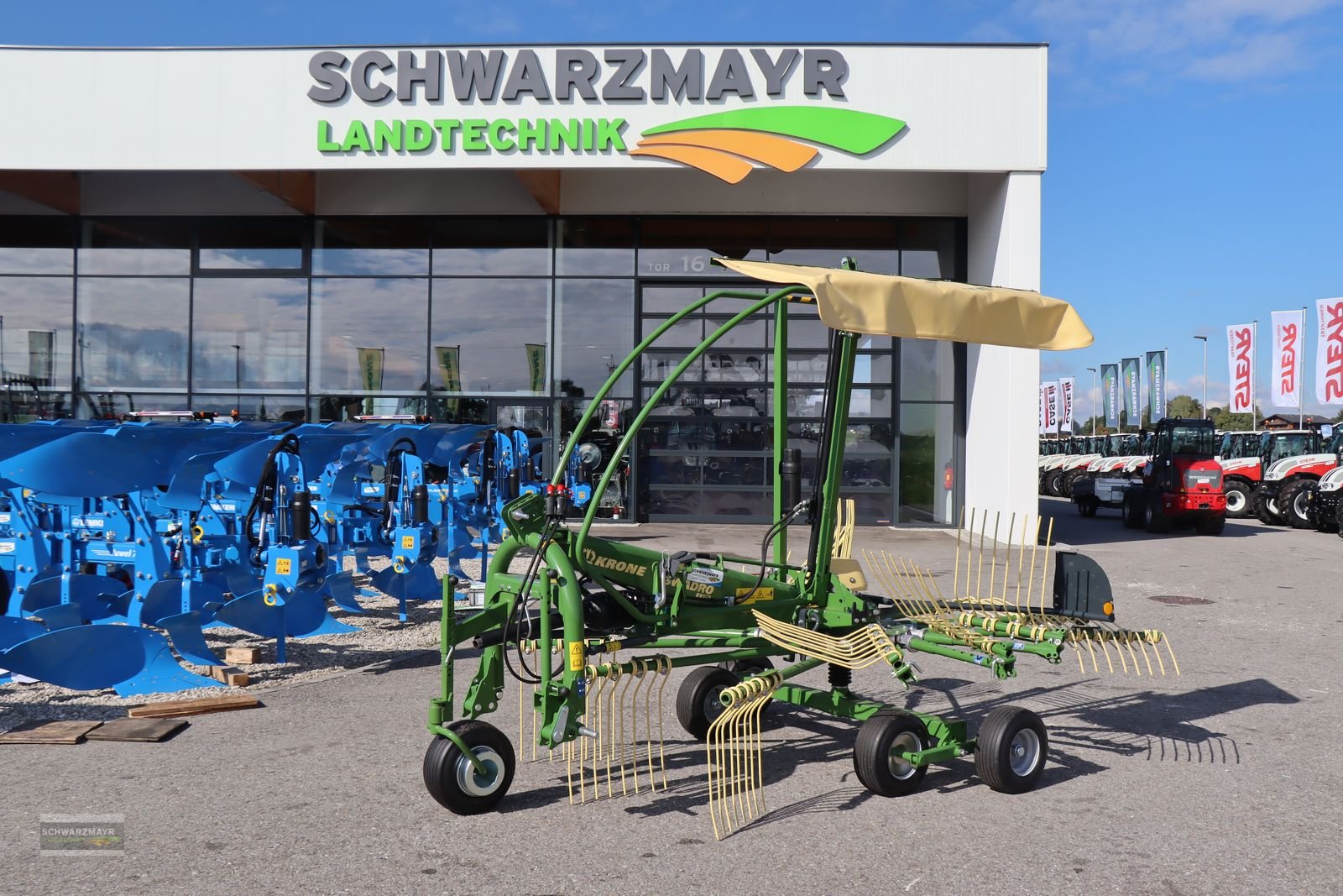 Schwader des Typs Krone Swadro S 420, Neumaschine in Aurolzmünster (Bild 1)