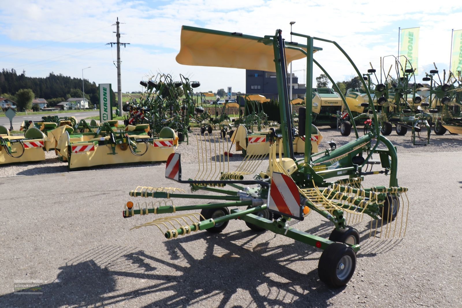 Schwader des Typs Krone Swadro S 420, Neumaschine in Aurolzmünster (Bild 3)