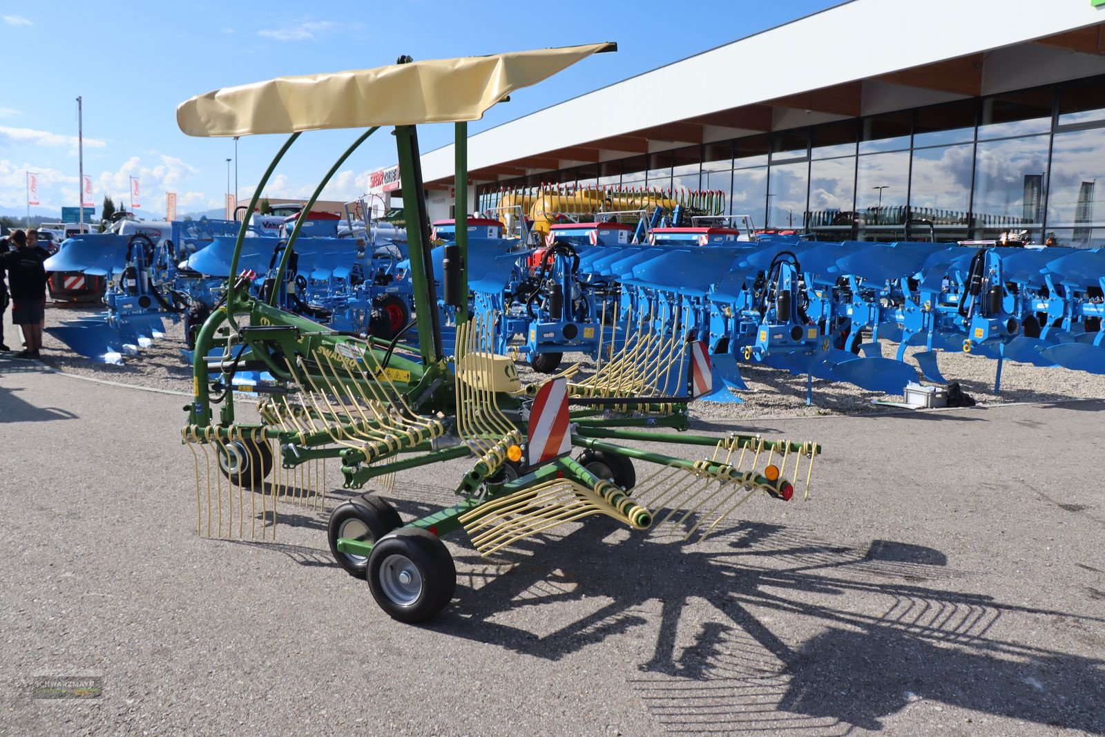 Schwader des Typs Krone Swadro S 420, Neumaschine in Aurolzmünster (Bild 4)