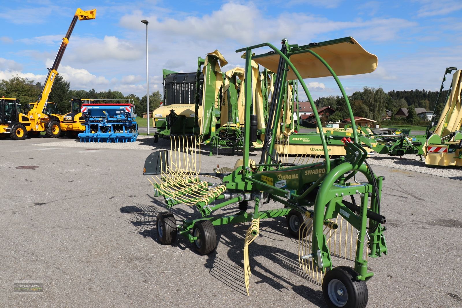 Schwader des Typs Krone Swadro S 420, Neumaschine in Aurolzmünster (Bild 2)