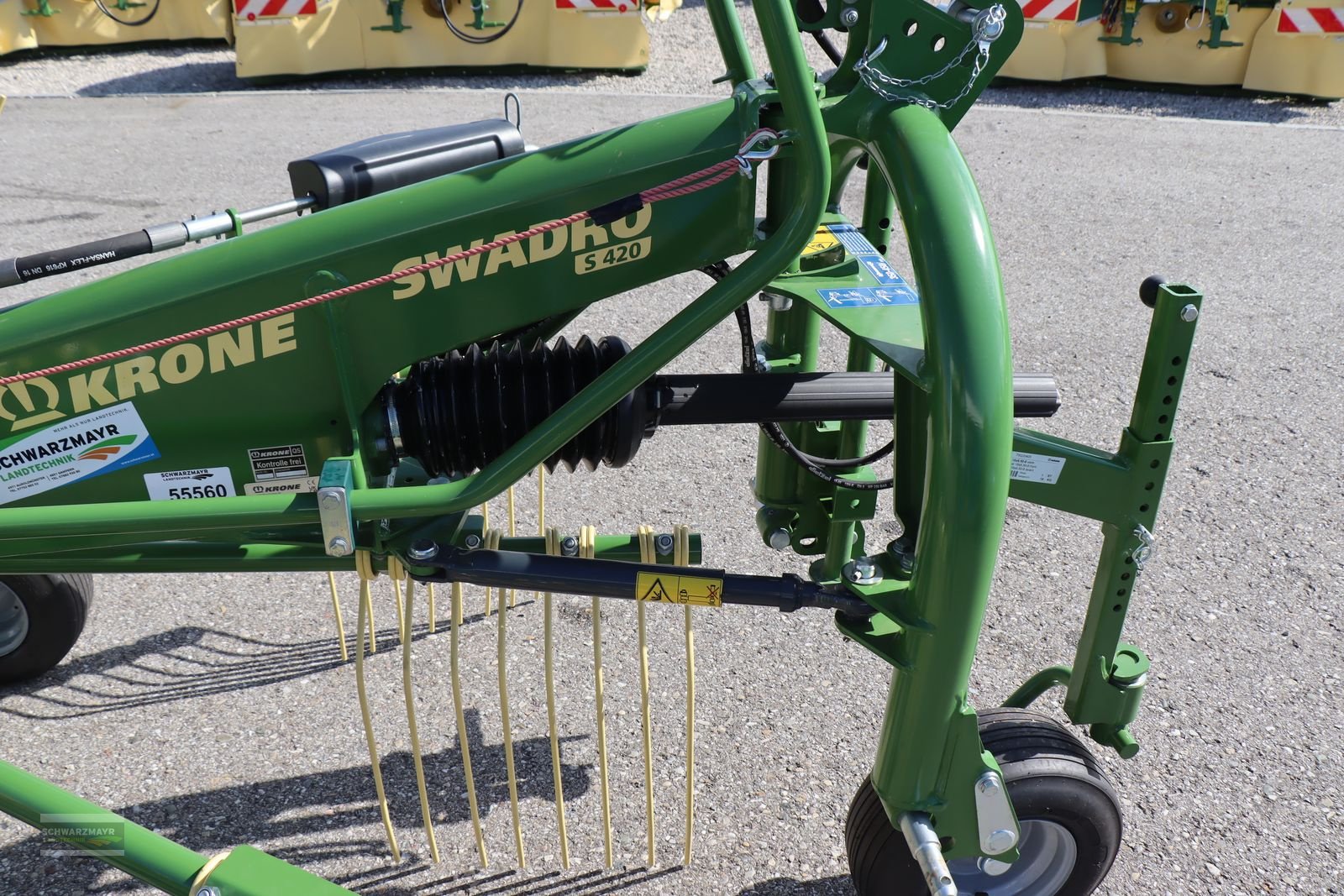 Schwader des Typs Krone Swadro S 420, Neumaschine in Aurolzmünster (Bild 6)