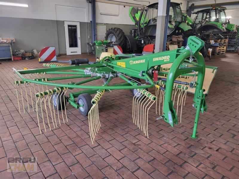 Schwader des Typs Krone Swadro S 420, Neumaschine in Cham (Bild 1)