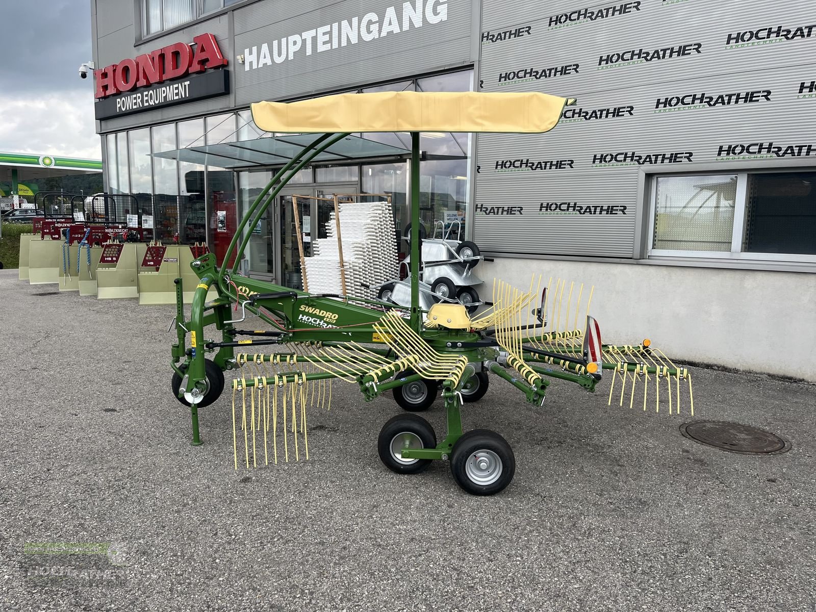 Schwader of the type Krone Swadro S 420, Neumaschine in Kronstorf (Picture 9)