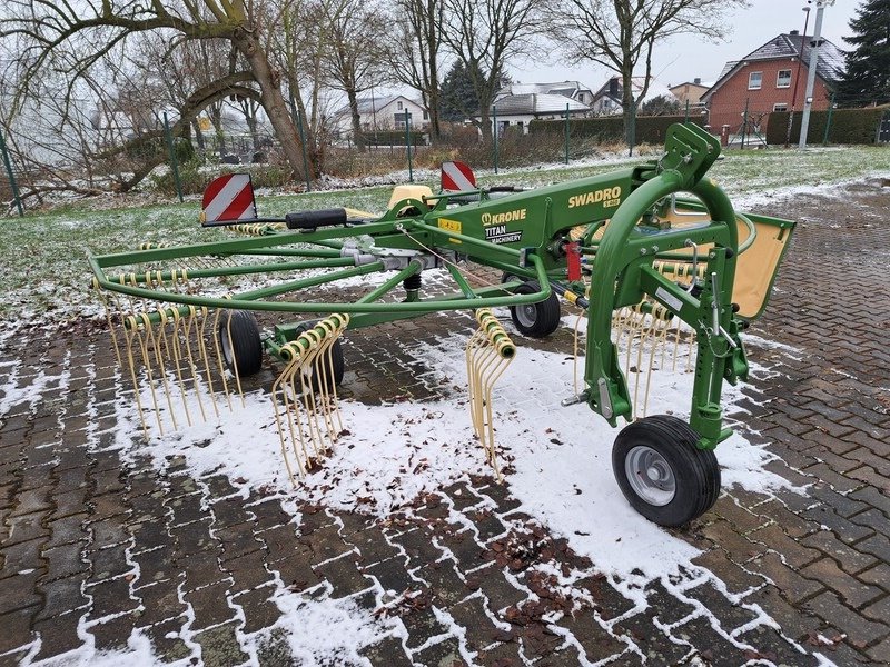 Schwader des Typs Krone Swadro S 460, Neumaschine in Rollwitz (Bild 1)