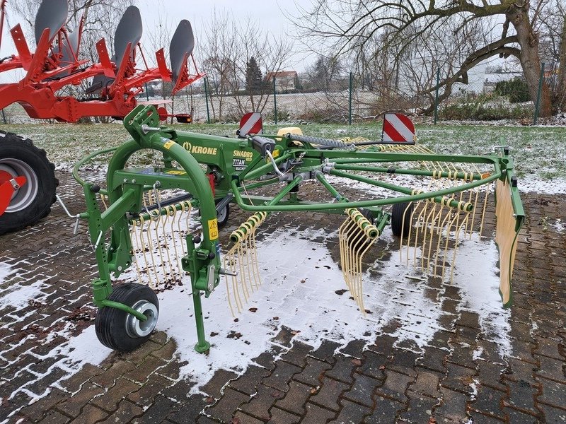 Schwader des Typs Krone Swadro S 460, Neumaschine in Rollwitz (Bild 2)
