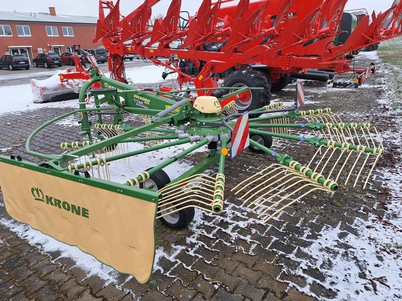 Schwader des Typs Krone Swadro S 460, Neumaschine in Rollwitz (Bild 3)