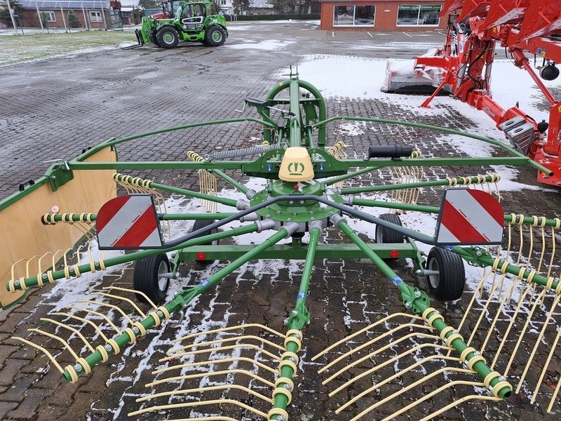 Schwader des Typs Krone Swadro S 460, Neumaschine in Rollwitz (Bild 4)