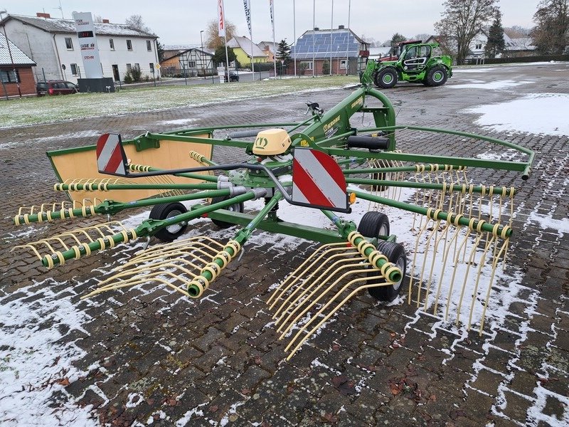 Schwader des Typs Krone Swadro S 460, Neumaschine in Rollwitz (Bild 6)