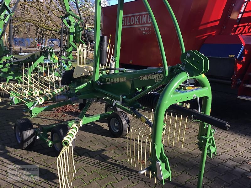 Schwader des Typs Krone Swadro S380, Neumaschine in Bodenkirchen (Bild 1)