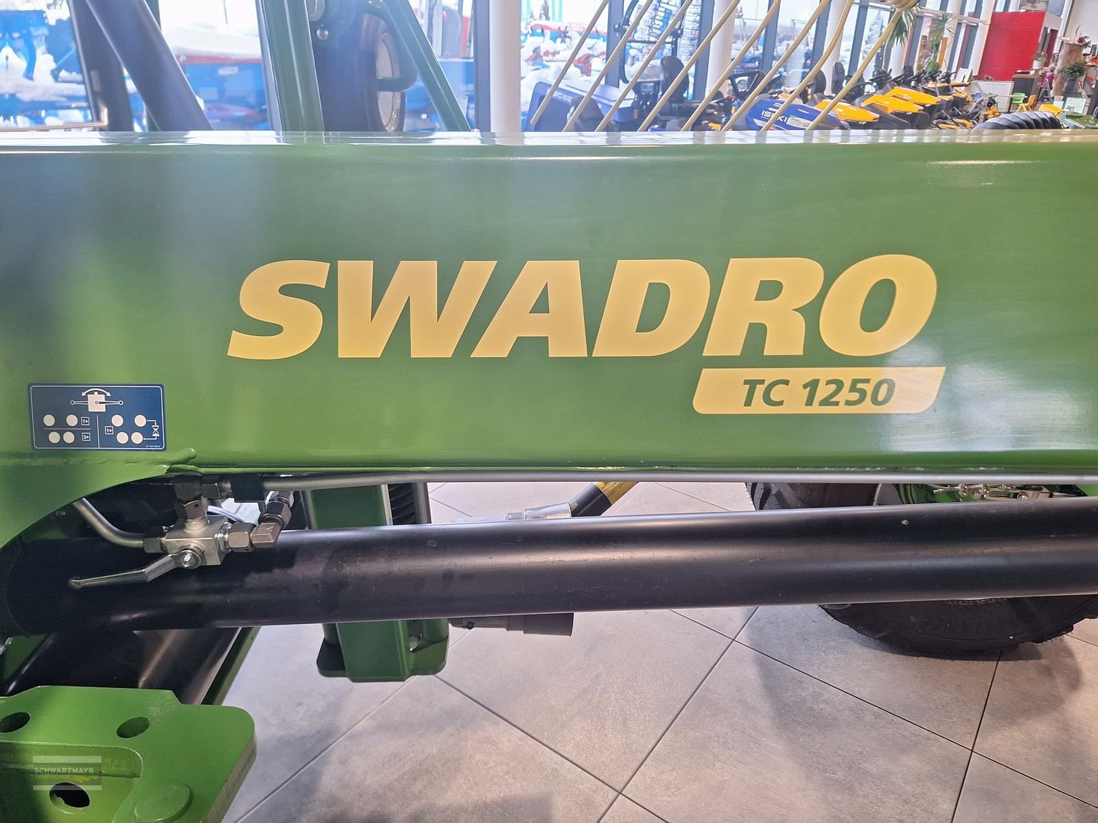 Schwader des Typs Krone Swadro TC 1250, Neumaschine in Aurolzmünster (Bild 12)