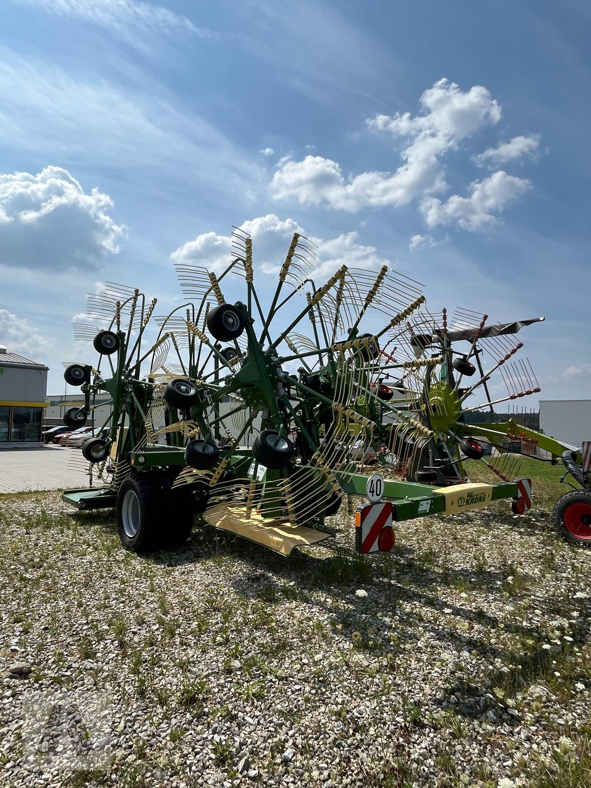 Schwader des Typs Krone Swadro TC 1370, Neumaschine in Regensburg (Bild 1)