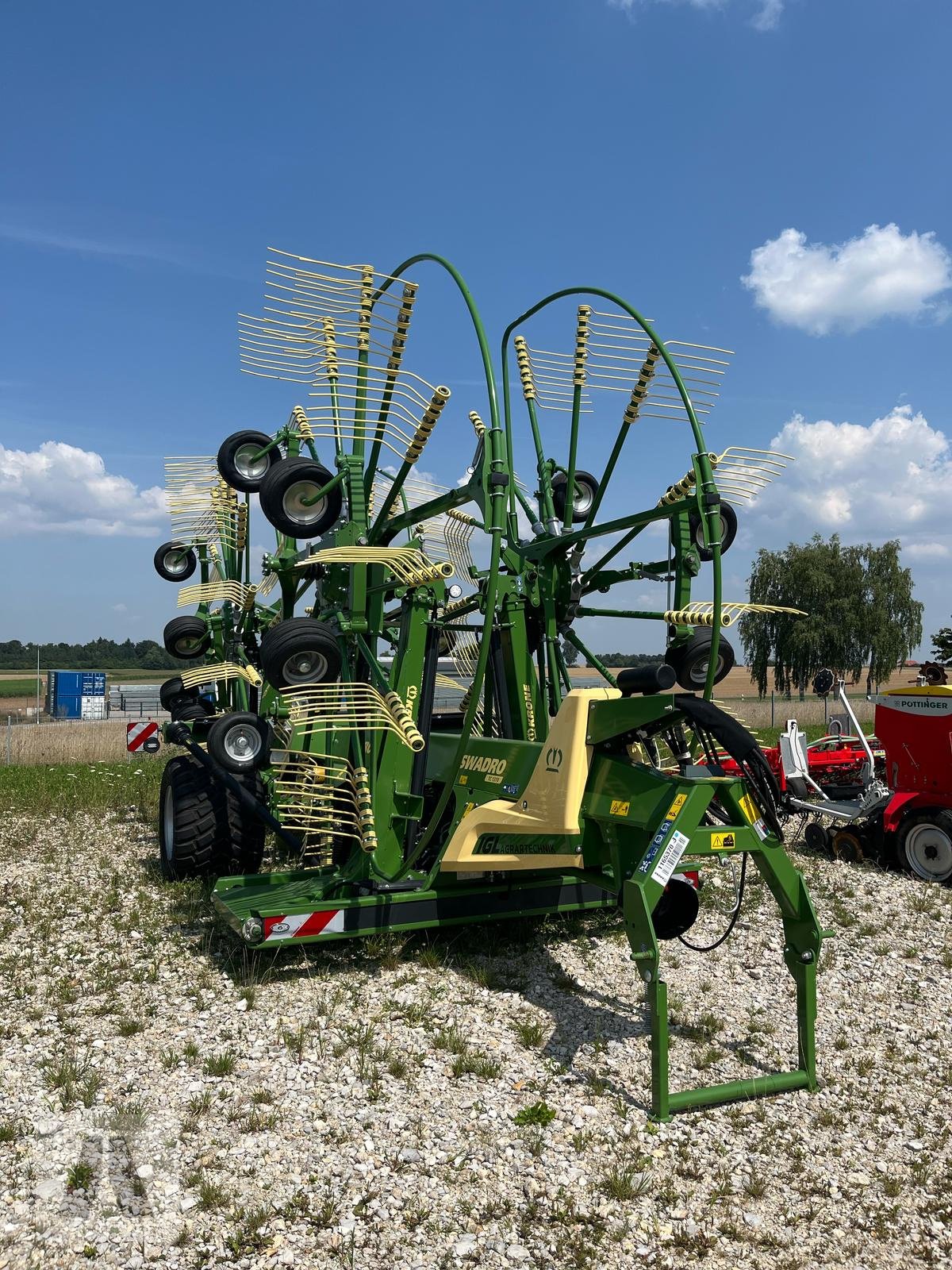 Schwader des Typs Krone Swadro TC 1370, Neumaschine in Regensburg (Bild 3)