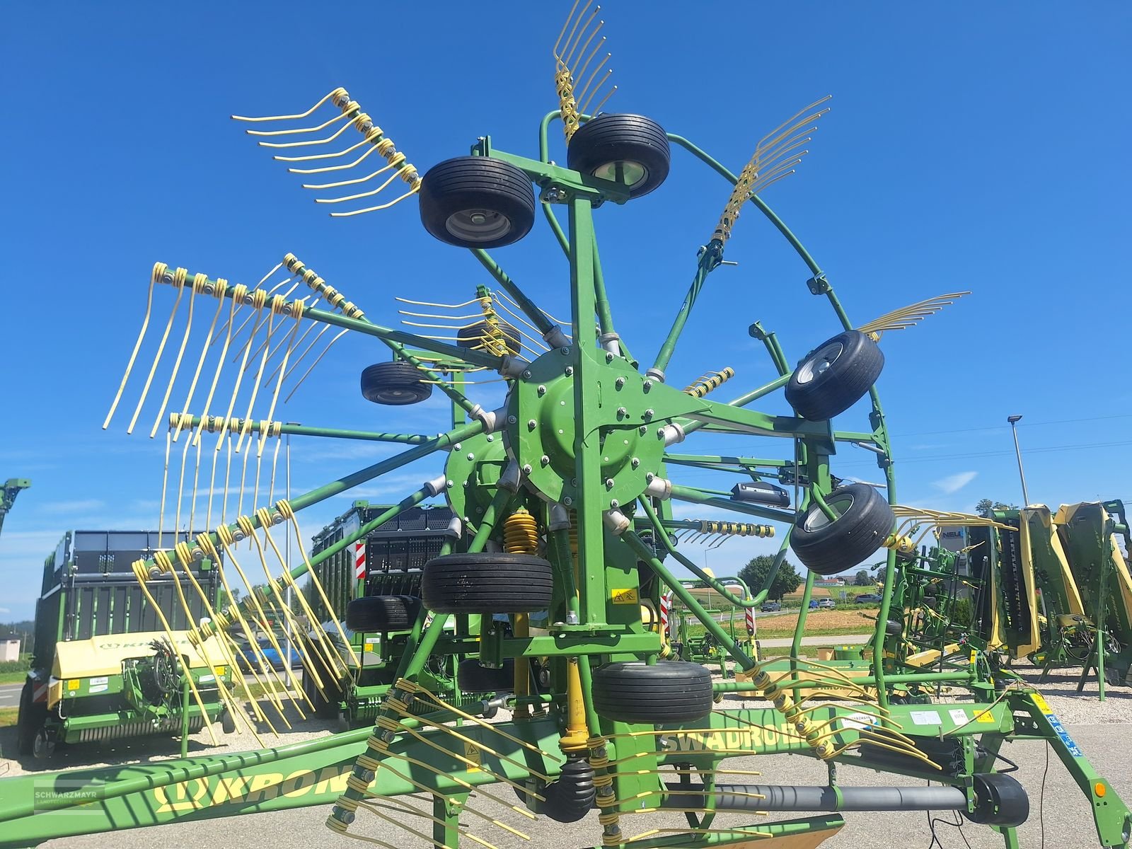 Schwader des Typs Krone Swadro TC 680 Klappzinken, Neumaschine in Gampern (Bild 8)