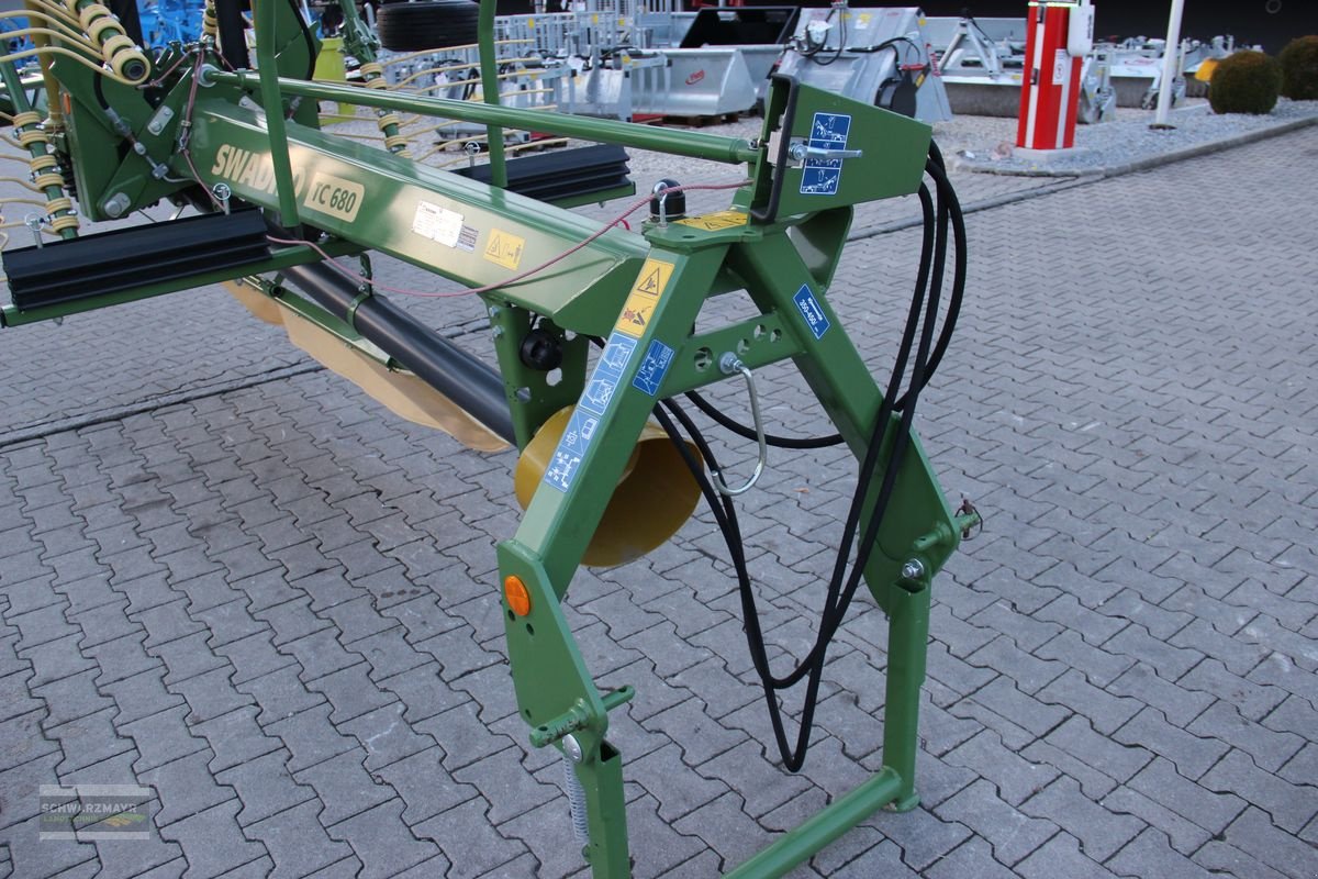 Schwader des Typs Krone Swadro TC 680 Klappzinken, Neumaschine in Gampern (Bild 7)