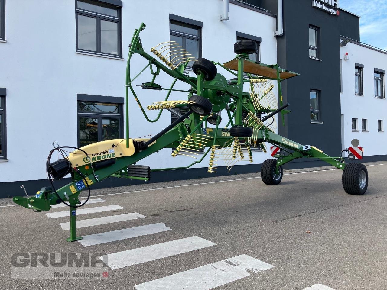 Schwader des Typs Krone SWADRO TS 620, Neumaschine in Friedberg-Derching (Bild 1)