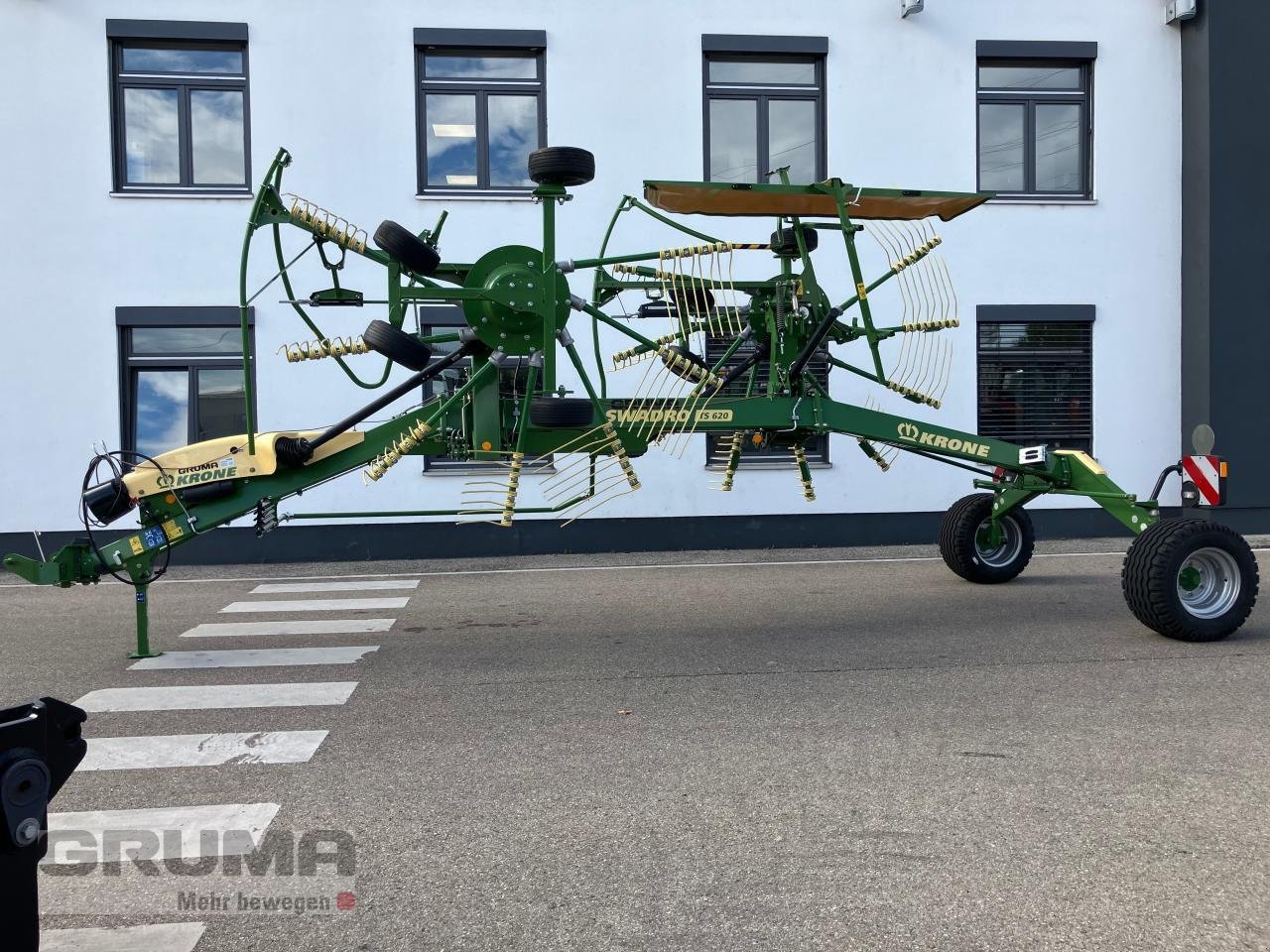 Schwader des Typs Krone SWADRO TS 620, Neumaschine in Friedberg-Derching (Bild 3)