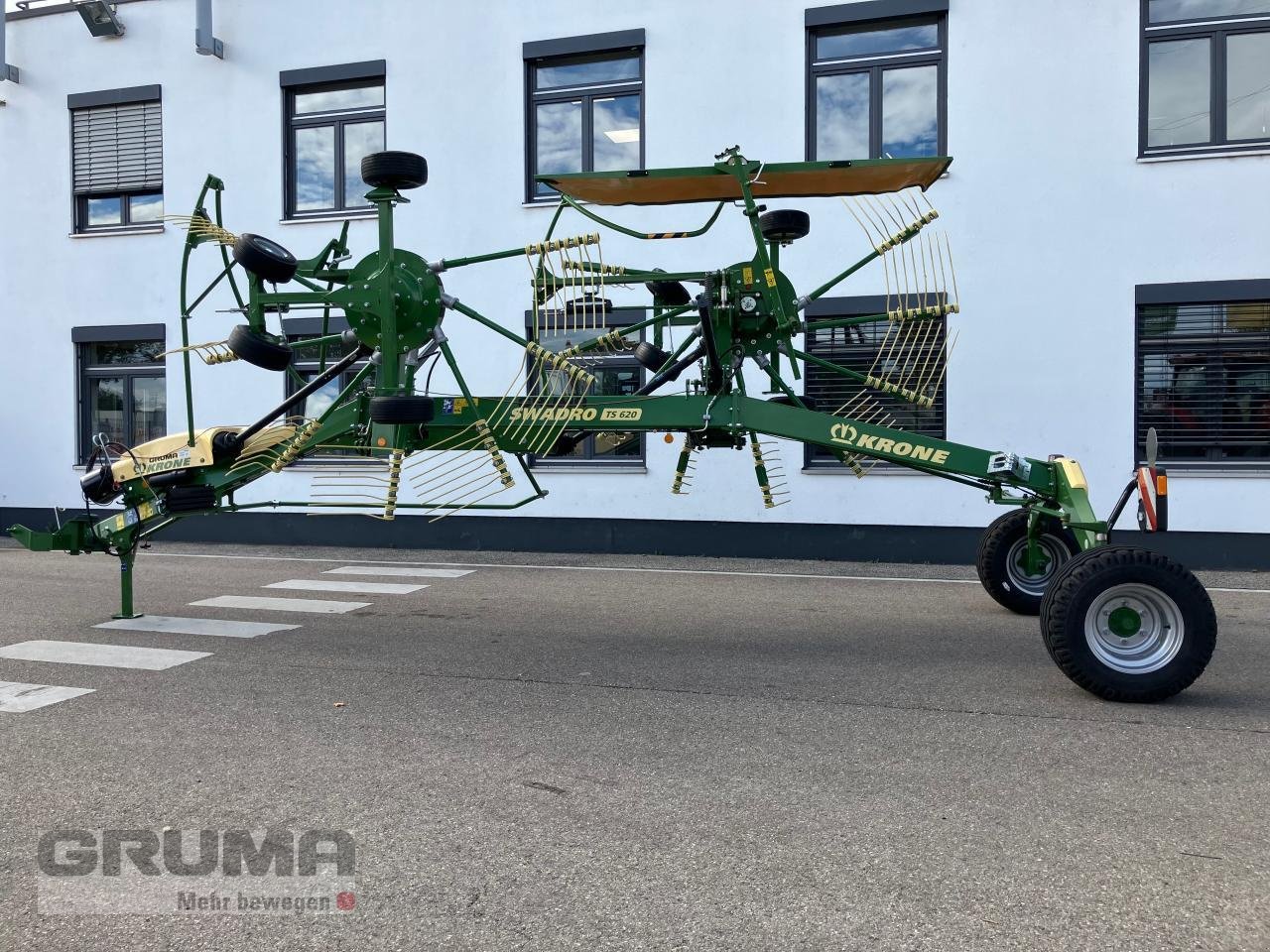 Schwader des Typs Krone SWADRO TS 620, Neumaschine in Friedberg-Derching (Bild 4)