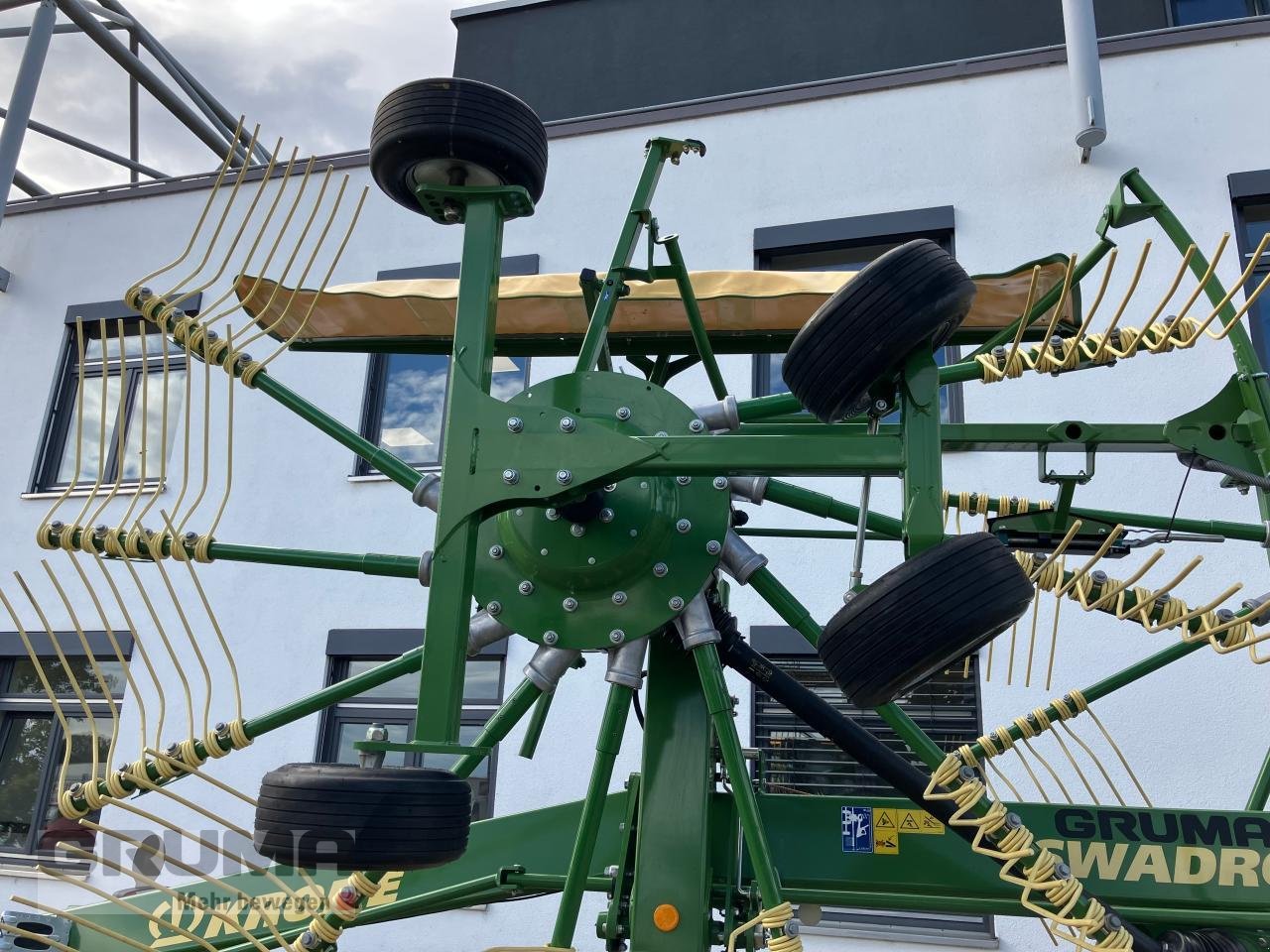 Schwader des Typs Krone SWADRO TS 620, Neumaschine in Friedberg-Derching (Bild 17)