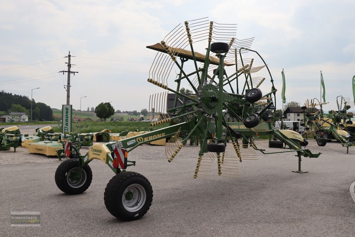 Schwader des Typs Krone Swadro TS 740 Klappzinken, Neumaschine in Gampern (Bild 3)