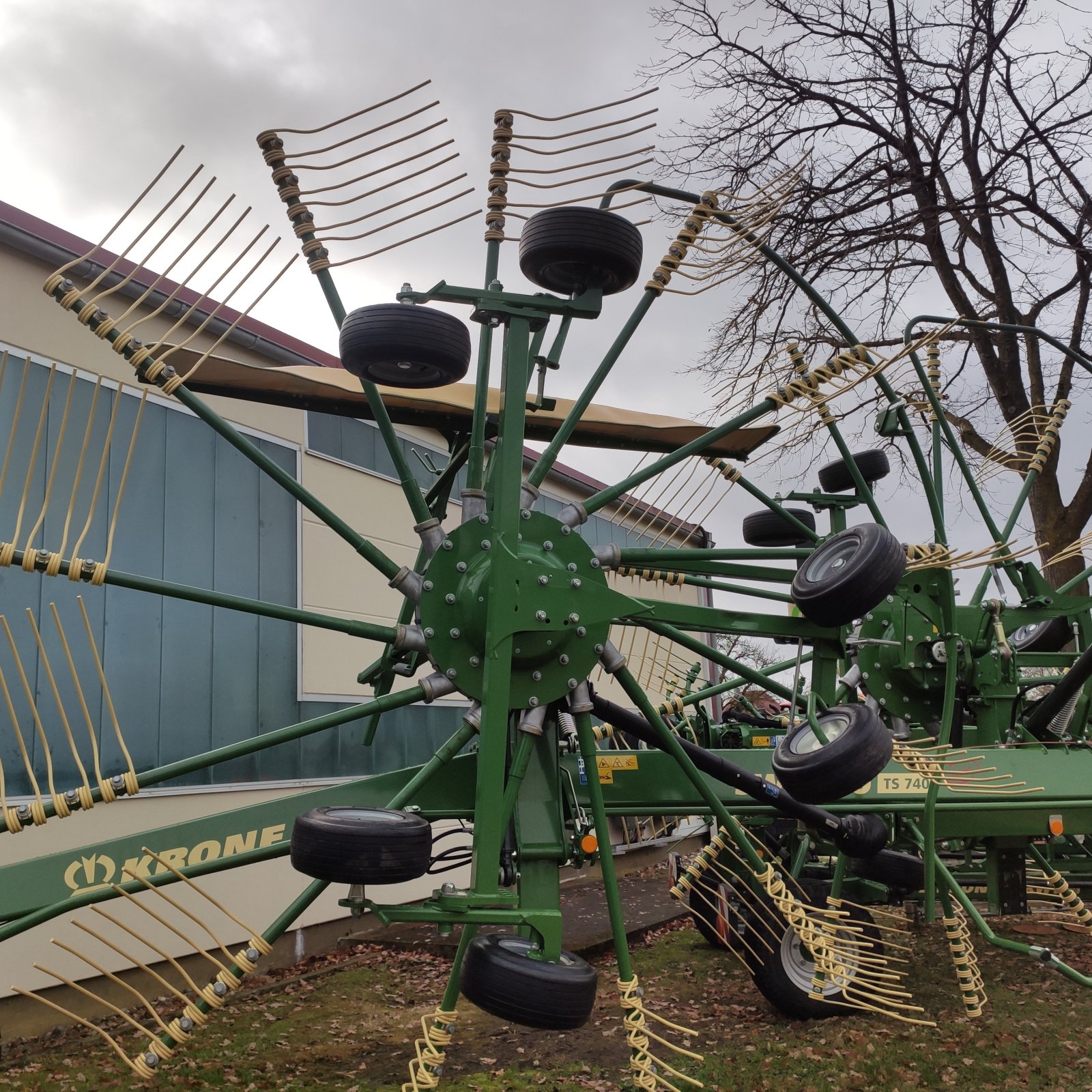 Schwader des Typs Krone Swadro TS 740 TWIN, Neumaschine in Altbierlingen (Bild 6)