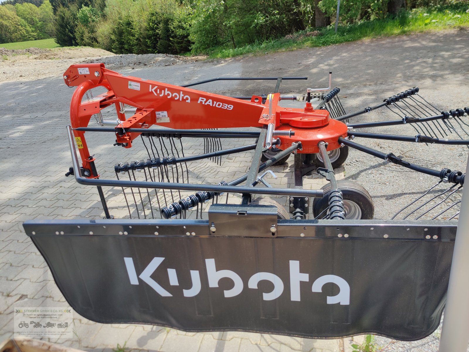 Schwader des Typs Kubota RA 1039, Neumaschine in Eging am See (Bild 12)