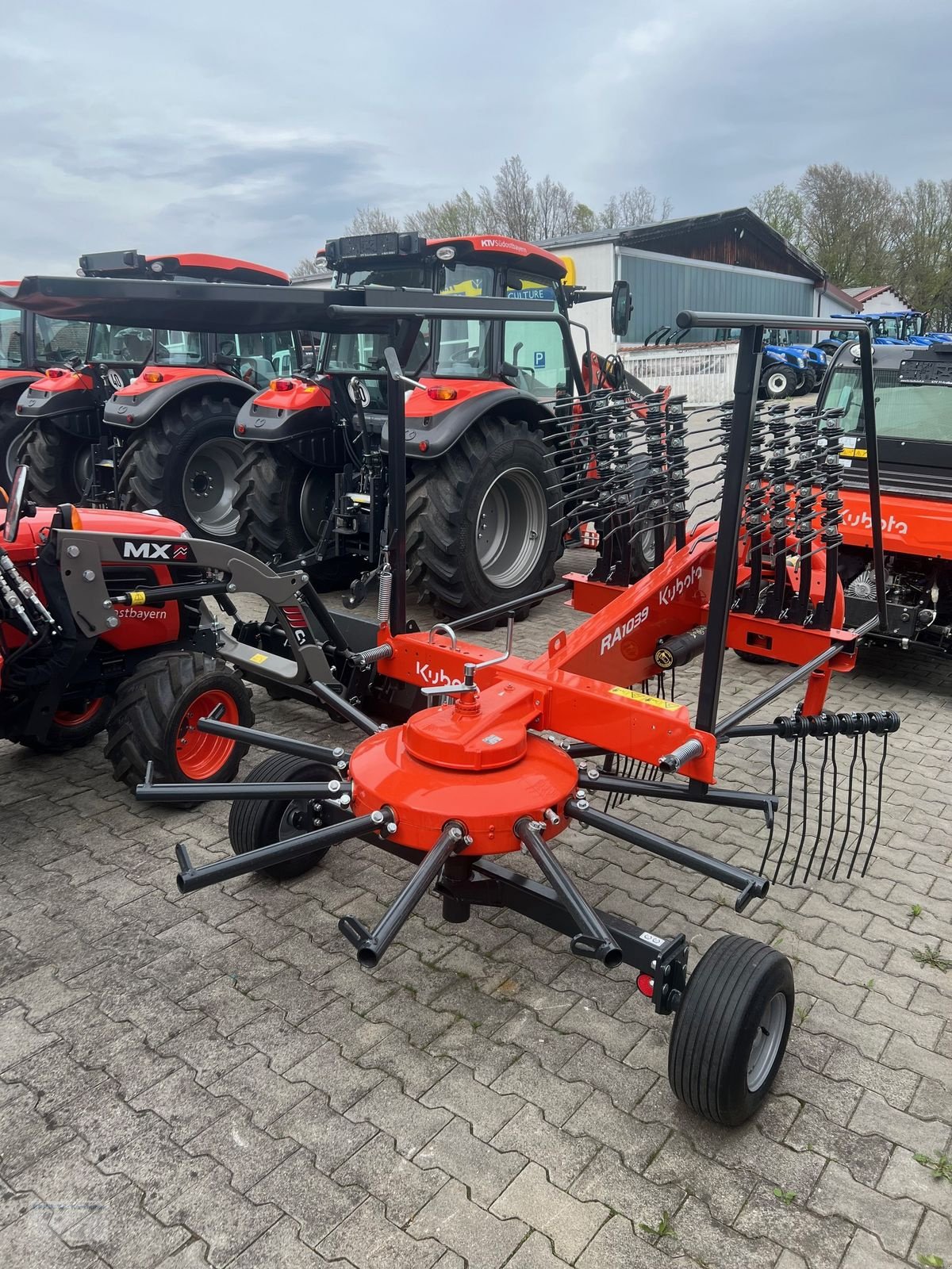 Schwader des Typs Kubota RA 1039, Gebrauchtmaschine in Erlbach (Bild 3)