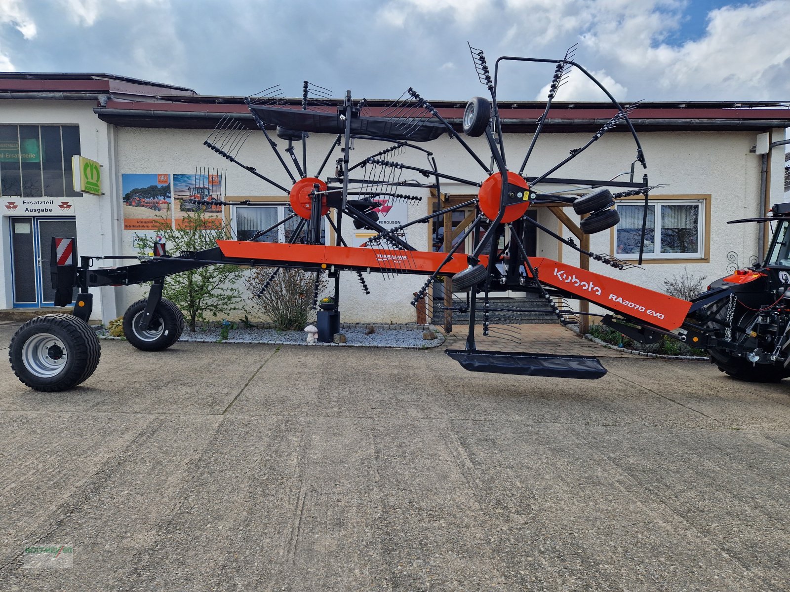 Schwader des Typs Kubota RA 2070, Neumaschine in Gunzenhausen (Bild 1)
