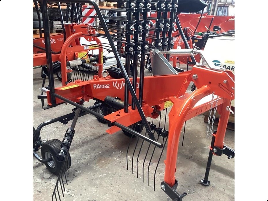 Schwader des Typs Kubota RA1032 Compactline med Tandemaksel, Gebrauchtmaschine in Sabro (Bild 2)