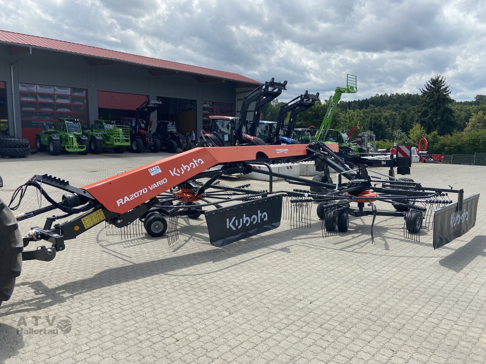 Schwader des Typs Kubota RA2070 Vario, Neumaschine in Schweitenkirchen (Bild 1)